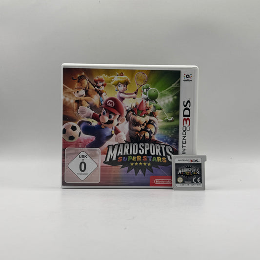 Verpackung des Nintendo 3DS-Spiels Mario Sports Superstars, ein Sportspiel mit Mario-Charakteren, das mehrere Disziplinen wie Fußball, Tennis, Golf, Baseball und Reiten bietet.