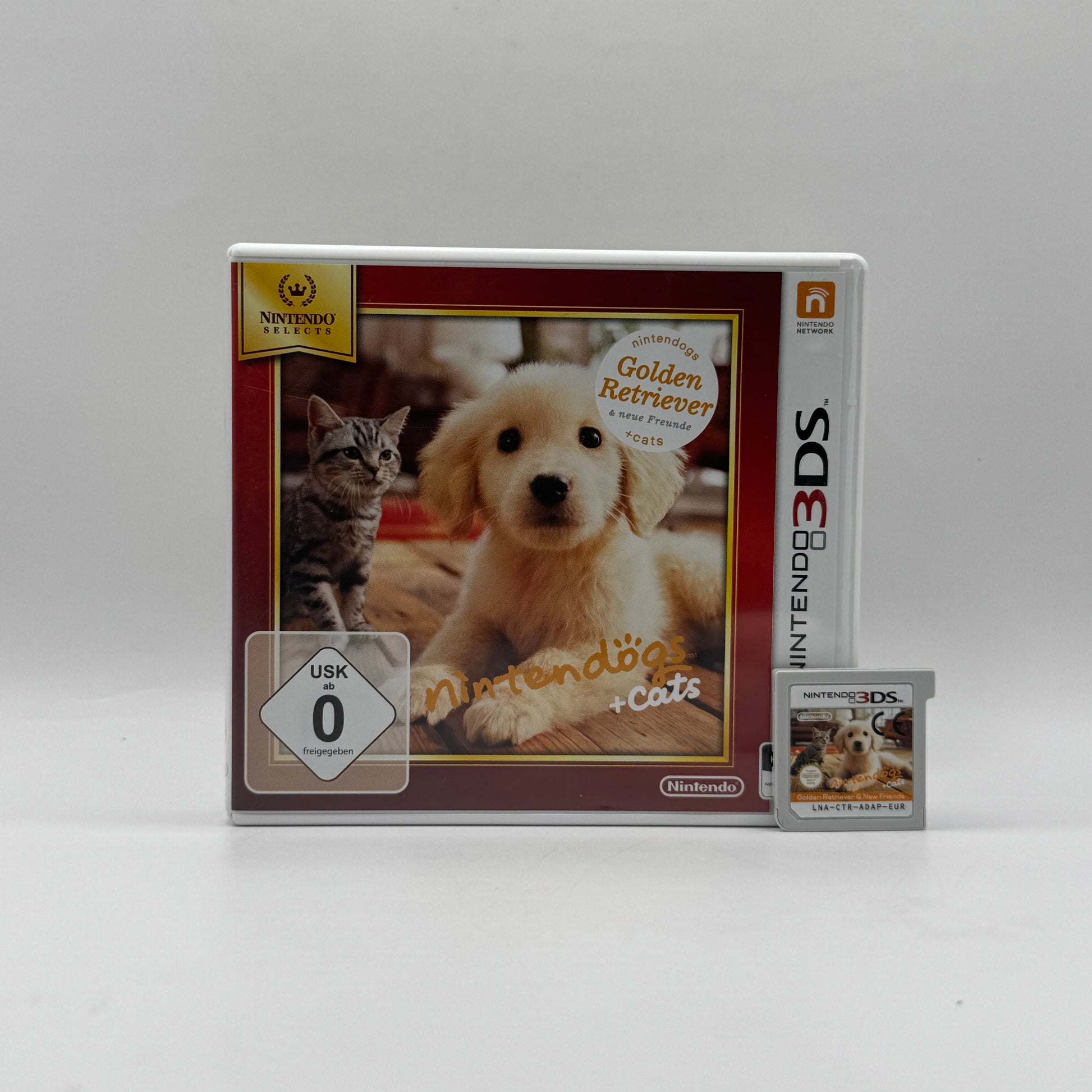 Verpackung des Nintendo 3DS-Spiels Nintendogs + Cats, ein Simulationsspiel, in dem Spieler Hunde und Katzen adoptieren, pflegen, trainieren und mit ihnen spielen können.
