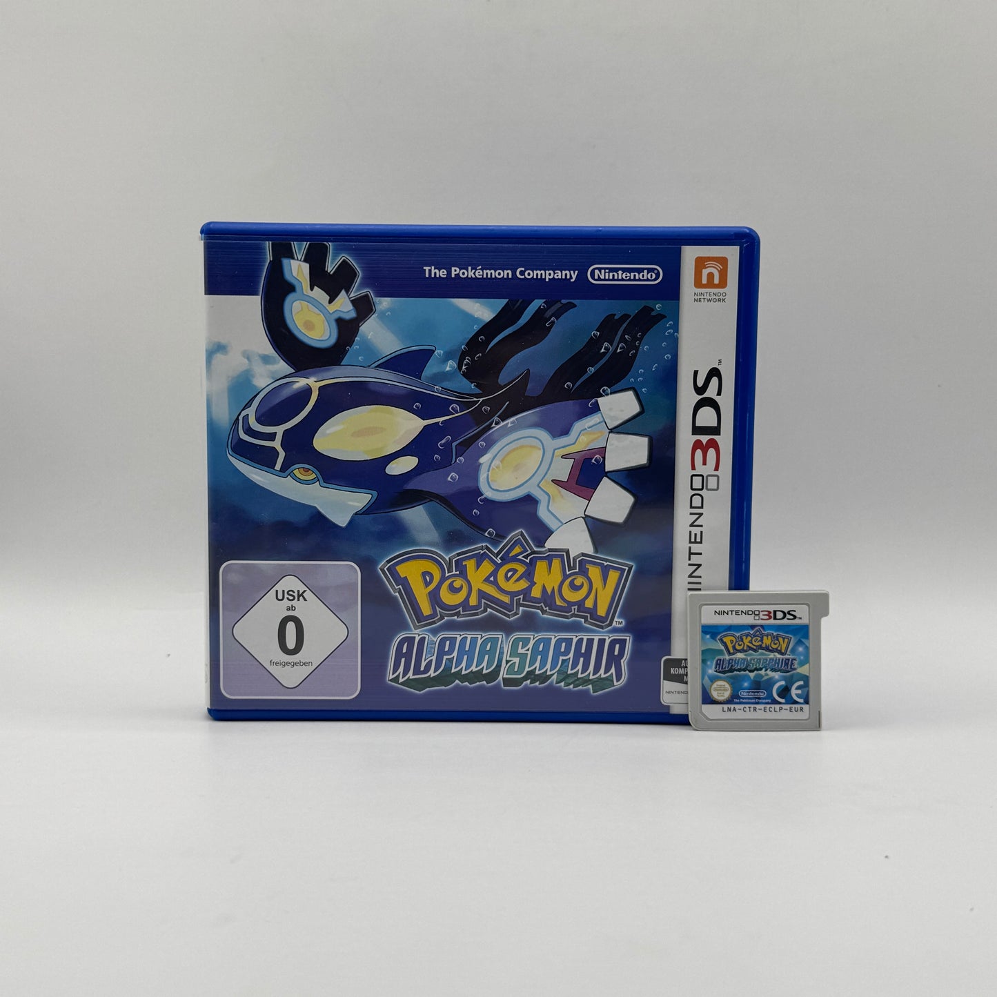 Verpackung des Nintendo 3DS-Spiels Pokémon Alpha Saphir, ein Rollenspiel, in dem Spieler Pokémon fangen, trainieren und die Hoenn-Region auf einer epischen Reise erkunden.