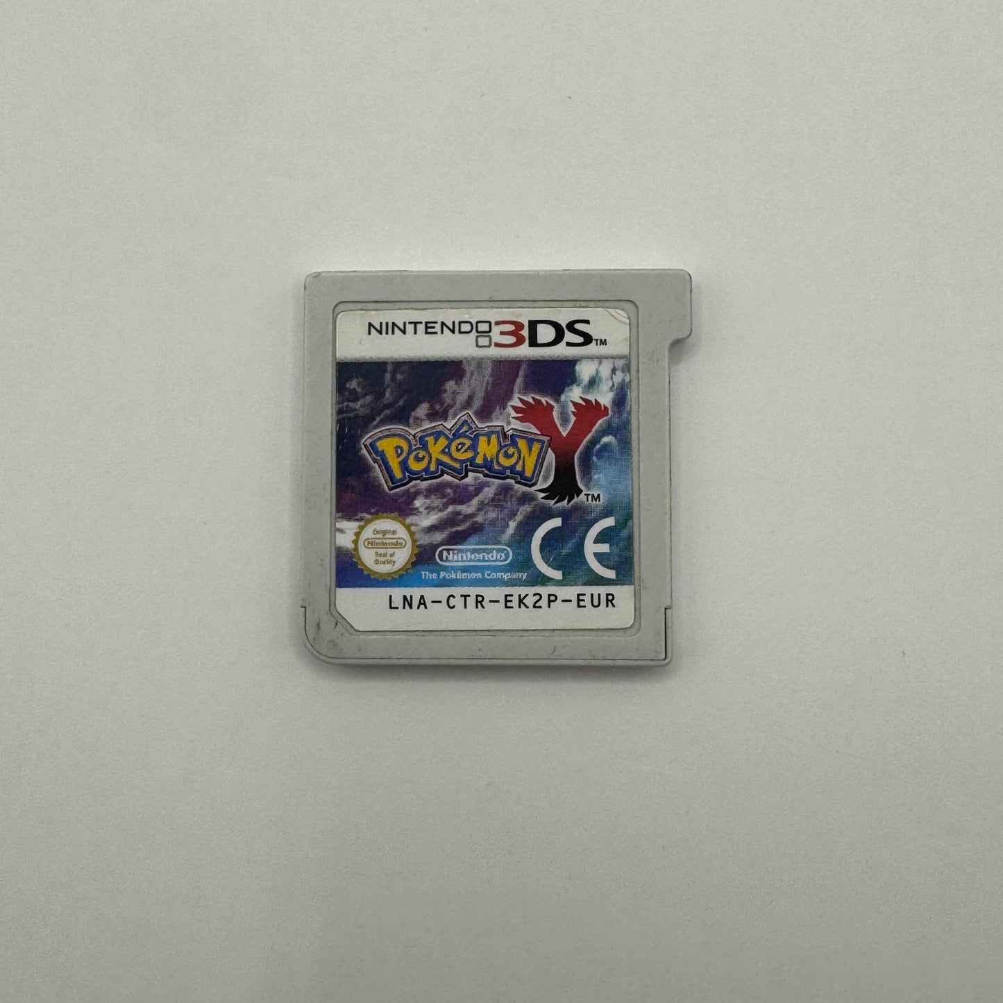 Verpackung des Nintendo 3DS-Spiels Pokémon Y, ein Rollenspiel, in dem Spieler Pokémon fangen, trainieren und die Kalos-Region erkunden.