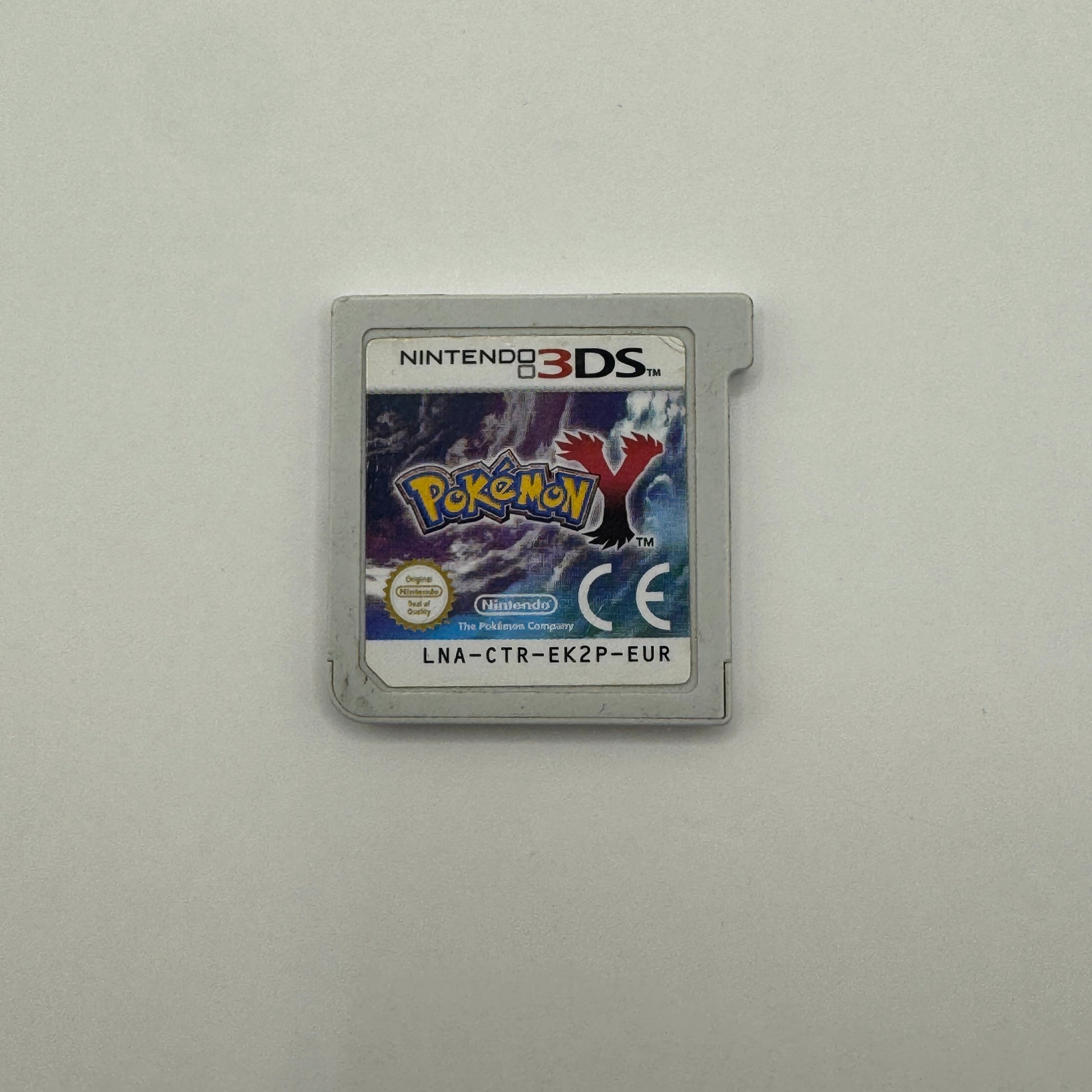 Verpackung des Nintendo 3DS-Spiels Pokémon Y, ein Rollenspiel, in dem Spieler Pokémon fangen, trainieren und die Kalos-Region erkunden.