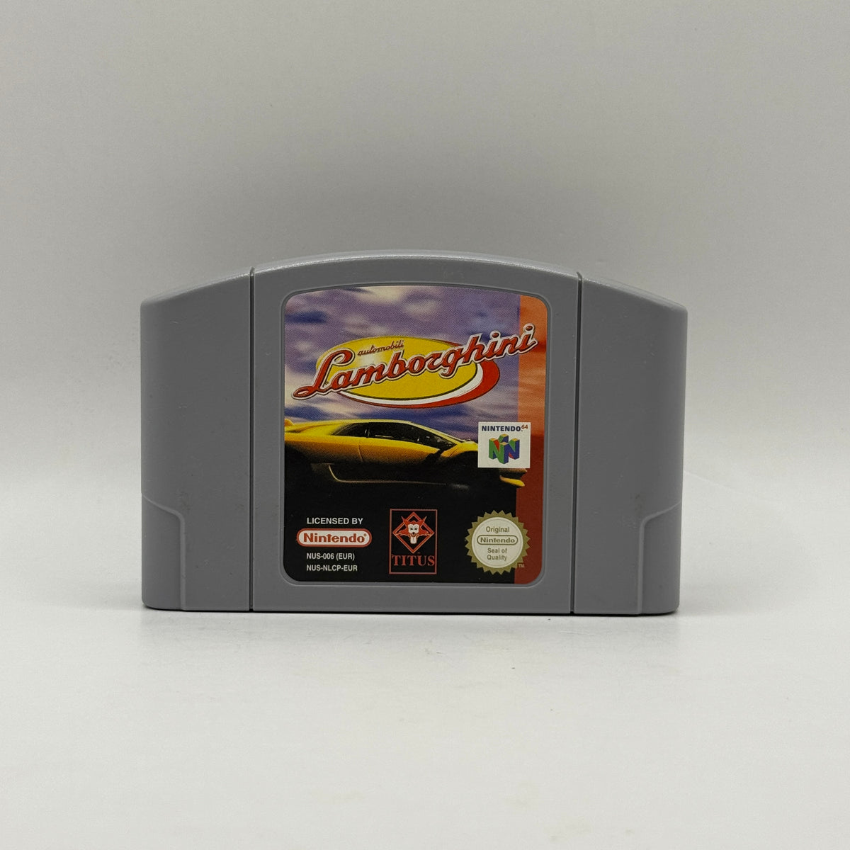 Spielmodul des Nintendo 64-Spiels Automobili Lamborghini, ein Rennspiel, in dem Spieler verschiedene Sportwagen steuern und auf abwechslungsreichen Strecken gegen die Konkurrenz antreten.