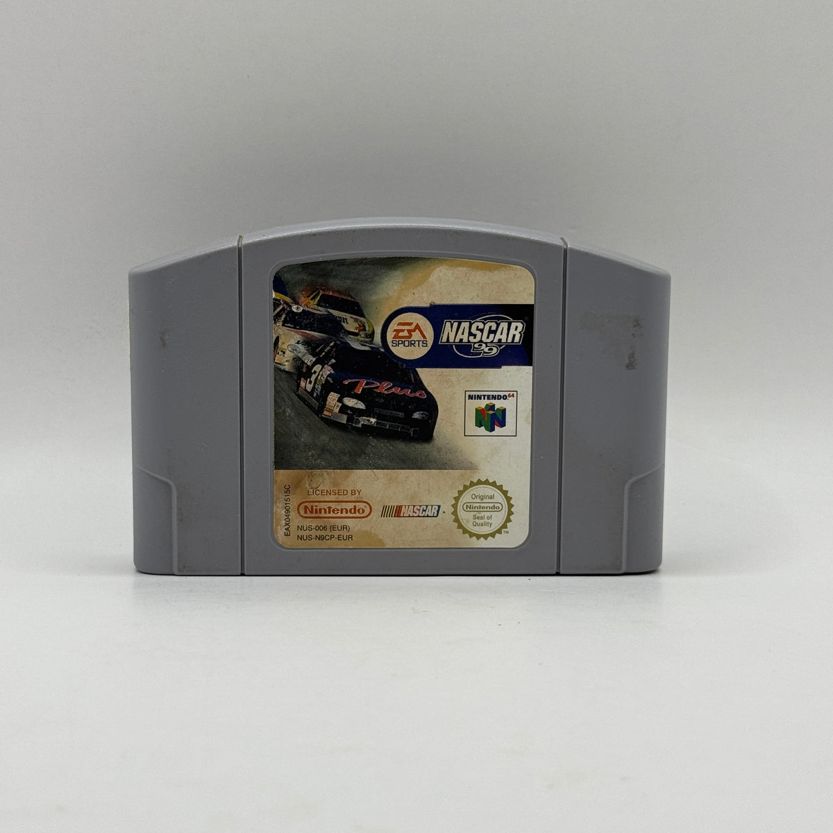 Spielmodul des Nintendo 64-Spiels NASCAR 99, eine Rennsimulation, in der Spieler mit verschiedenen NASCAR-Fahrzeugen auf bekannten Rennstrecken um Siege und Meisterschaften fahren.