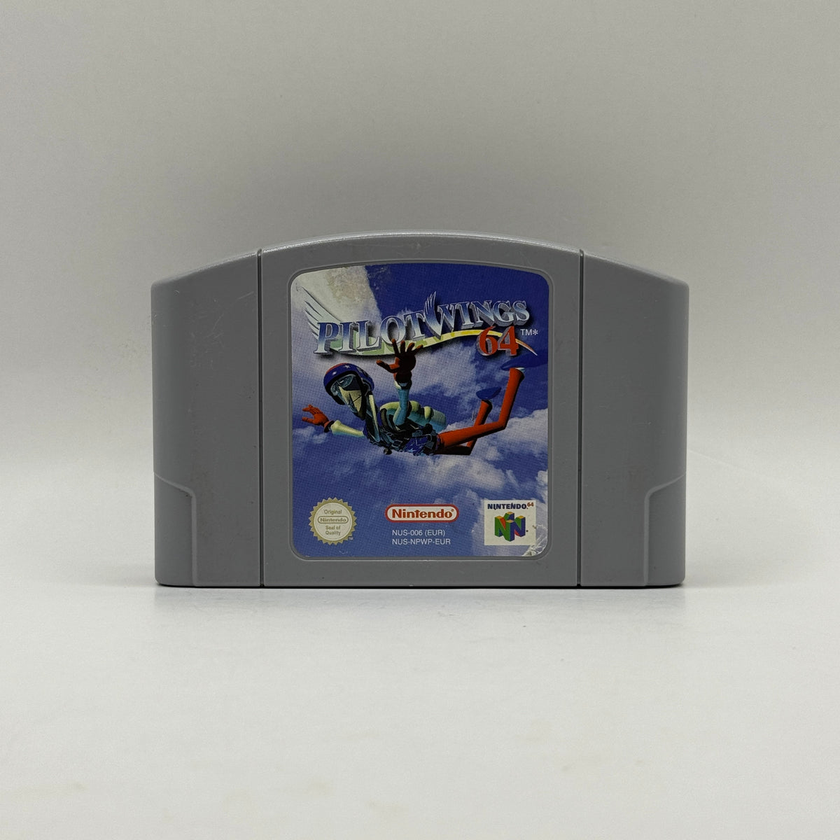 Spielmodul des Nintendo 64-Spiels Pilotwings 64, eine Flugsimulation, in der Spieler verschiedene Fluggeräte steuern und abwechslungsreiche Missionen sowie Geschicklichkeitsaufgaben absolvieren.