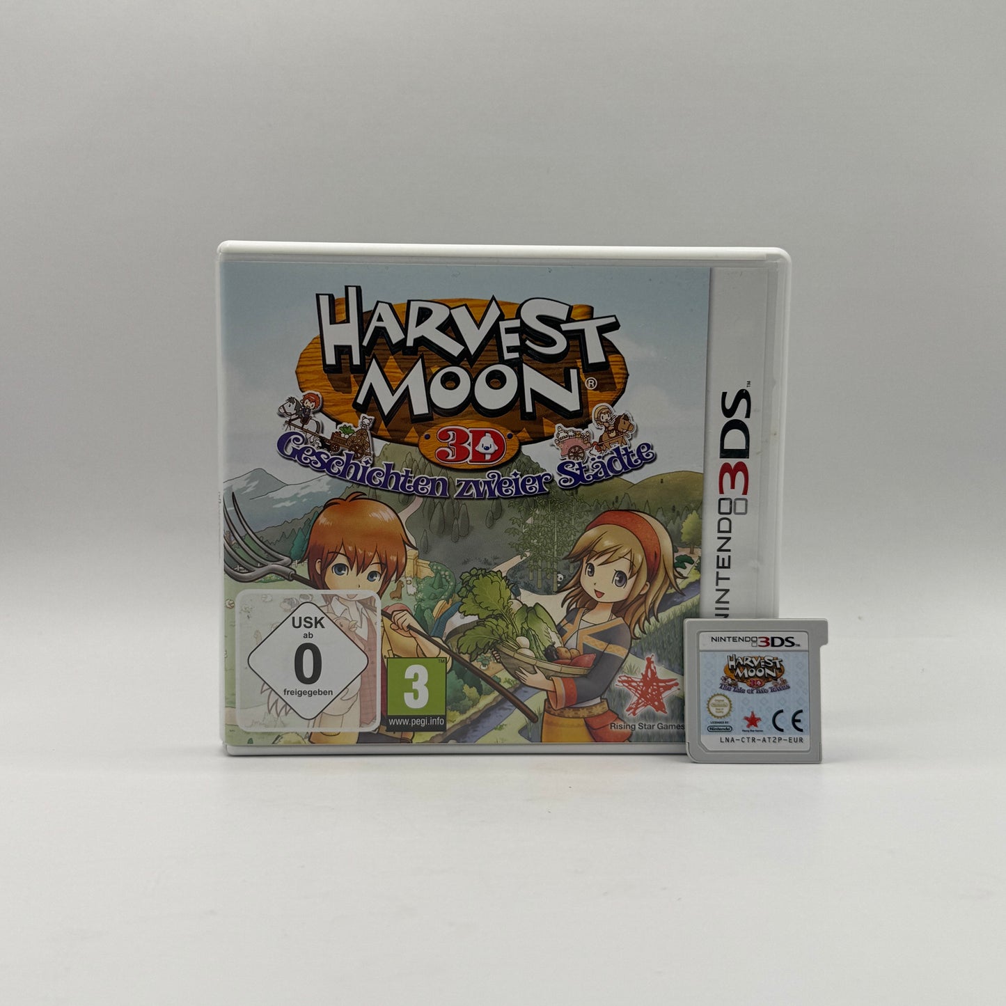 Verpackung des Nintendo DS-Spiels Harvest Moon DS, eine Lebens- und Farmsimulation, in der Spieler einen Bauernhof bewirtschaften, Tiere versorgen und Beziehungen zu Dorfbewohnern aufbauen.