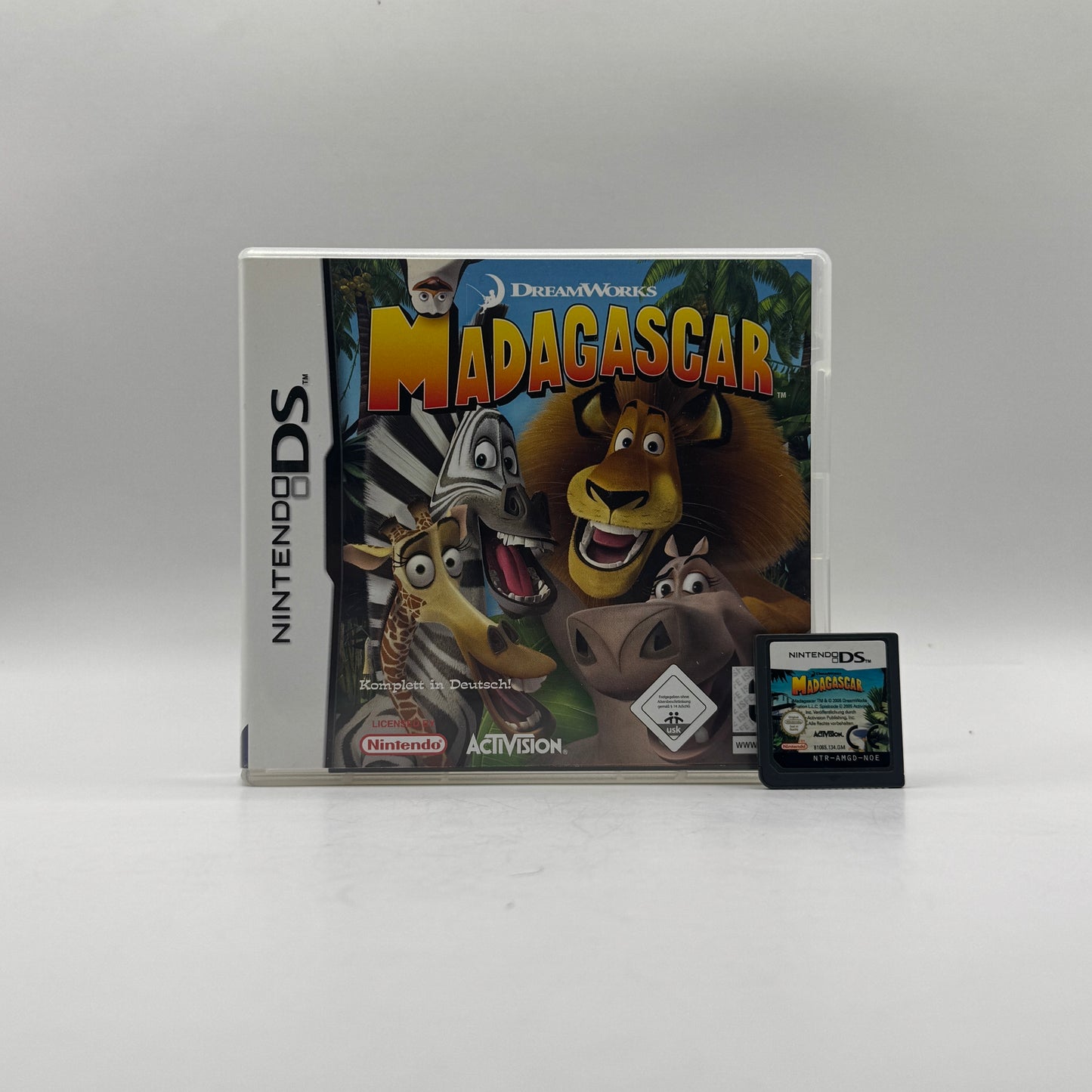 Verpackung des Nintendo DS-Spiels Madagascar, ein Action- und Abenteuerspiel basierend auf dem gleichnamigen Animationsfilm, in dem Spieler die bekannten Charaktere durch verschiedene Level steuern.