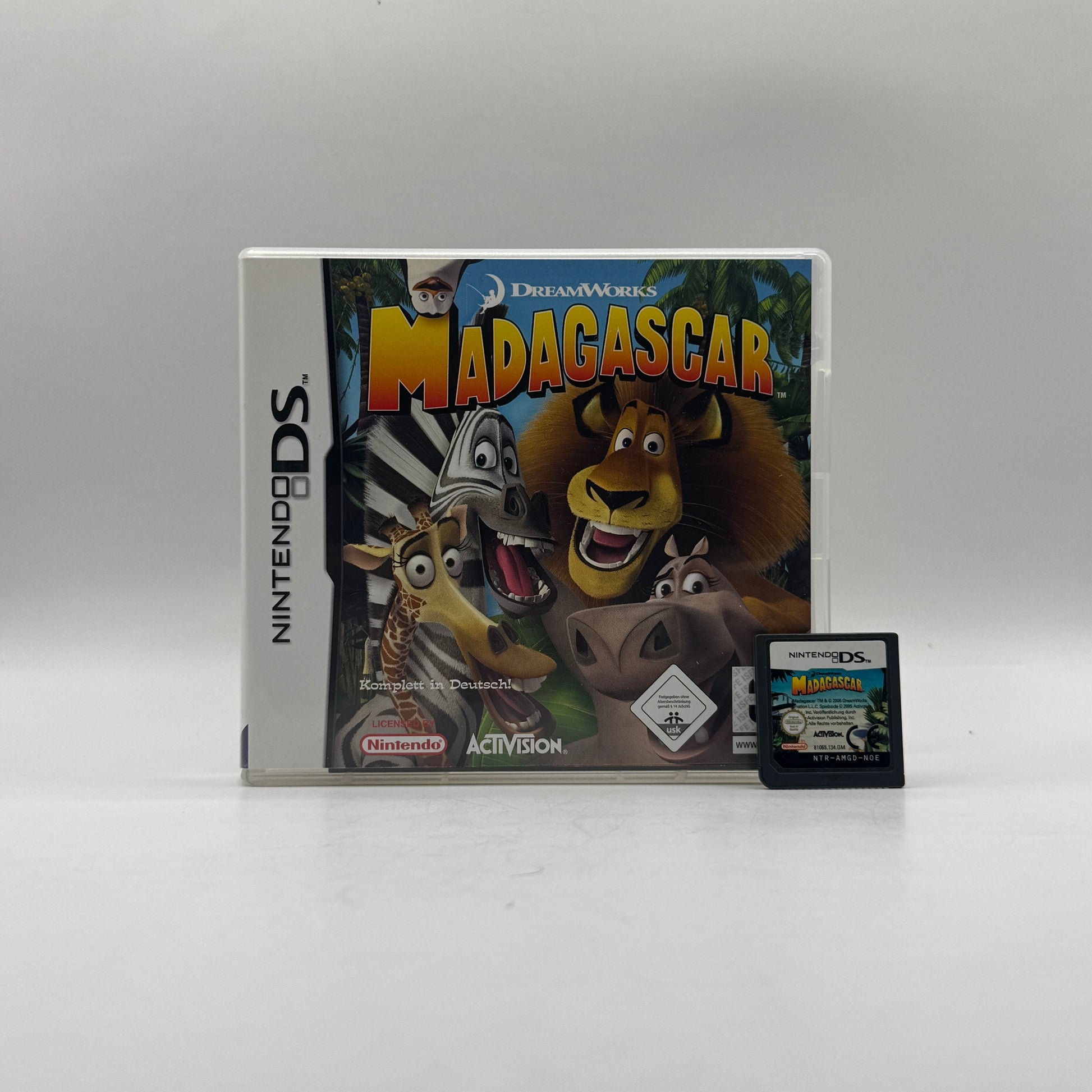 Verpackung des Nintendo DS-Spiels Madagascar, ein Action- und Abenteuerspiel basierend auf dem gleichnamigen Animationsfilm, in dem Spieler die bekannten Charaktere durch verschiedene Level steuern.