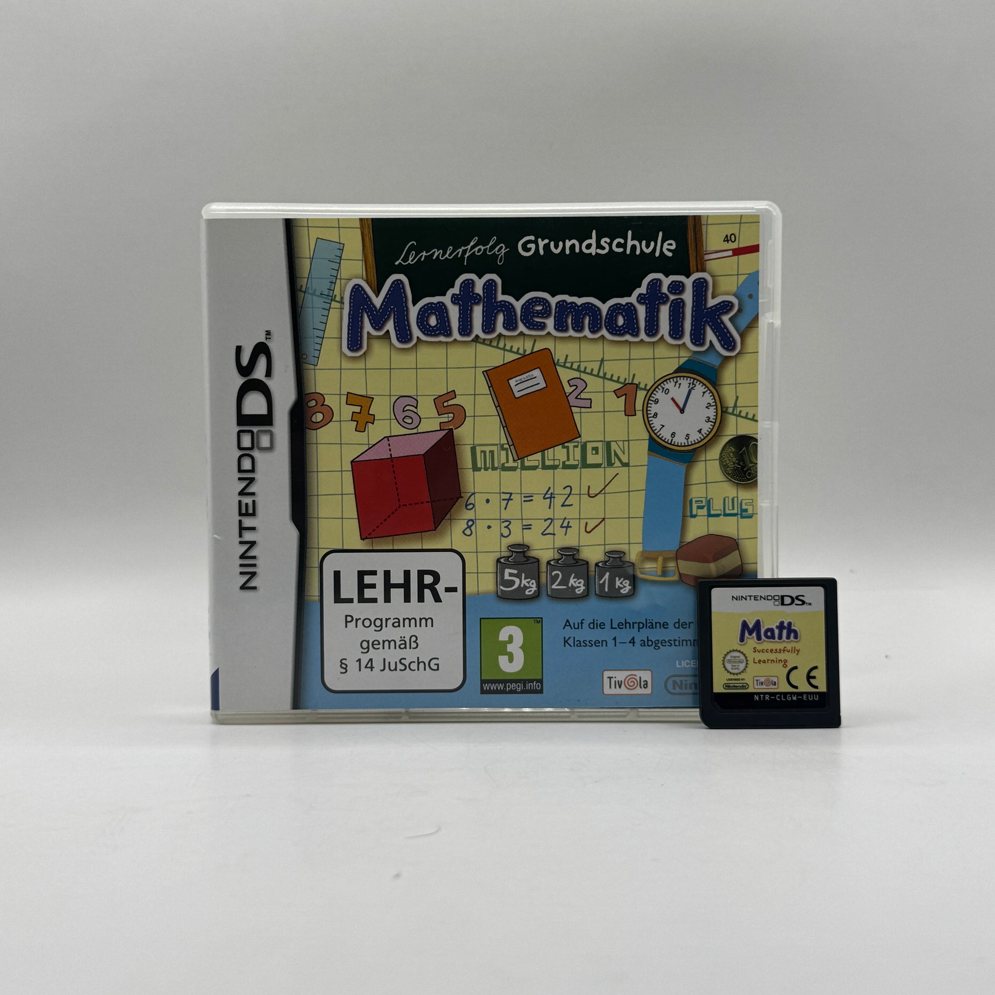 Verpackung des Nintendo DS-Spiels Mathematik Klasse 1–4, ein Lernspiel mit Rechen- und Denkaufgaben zur Förderung mathematischer Grundlagen für Kinder der Klassen 1 bis 4.