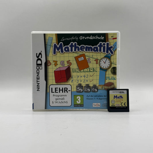 Verpackung des Nintendo DS-Spiels Mathematik Klasse 1–4, ein Lernspiel mit Rechen- und Denkaufgaben zur Förderung mathematischer Grundlagen für Kinder der Klassen 1 bis 4.