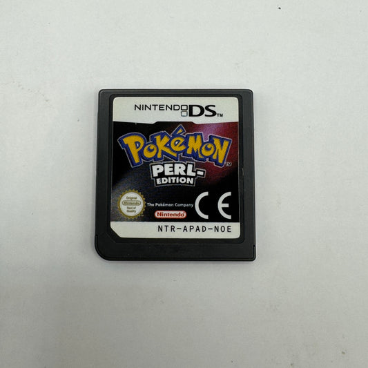 Verpackung des Nintendo DS-Spiels Pokémon Diamant, ein Rollenspiel, in dem Spieler Pokémon fangen, trainieren und die Sinnoh-Region auf dem Weg zum Pokémon-Meister erkunden.