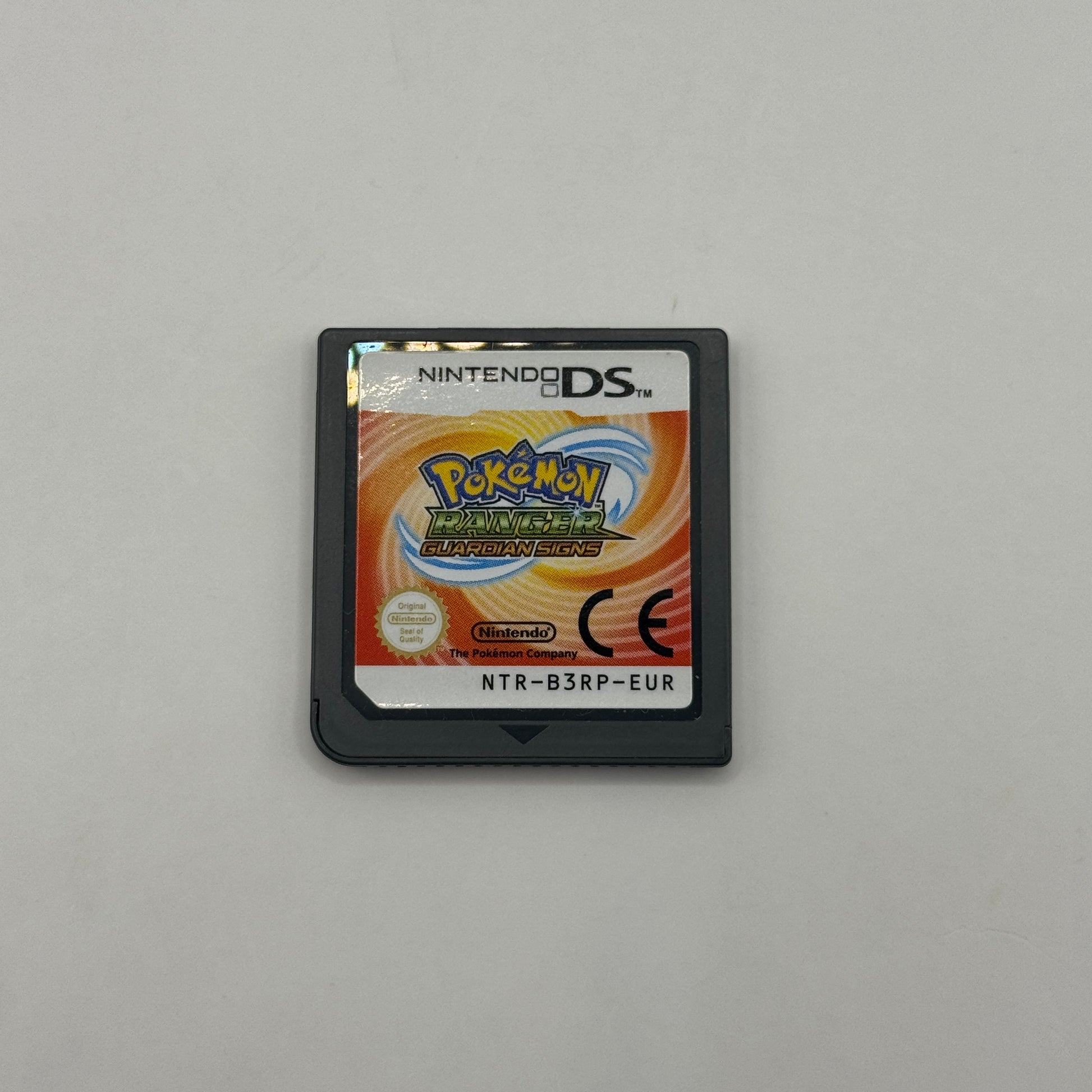 Verpackung des Nintendo DS-Spiels Pokémon Ranger: Spuren des Lichts, ein Action-Adventure, in dem Spieler als Pokémon Ranger Pokémon mithilfe des FangKoms unterstützen und die Oblivia-Region erkunden.