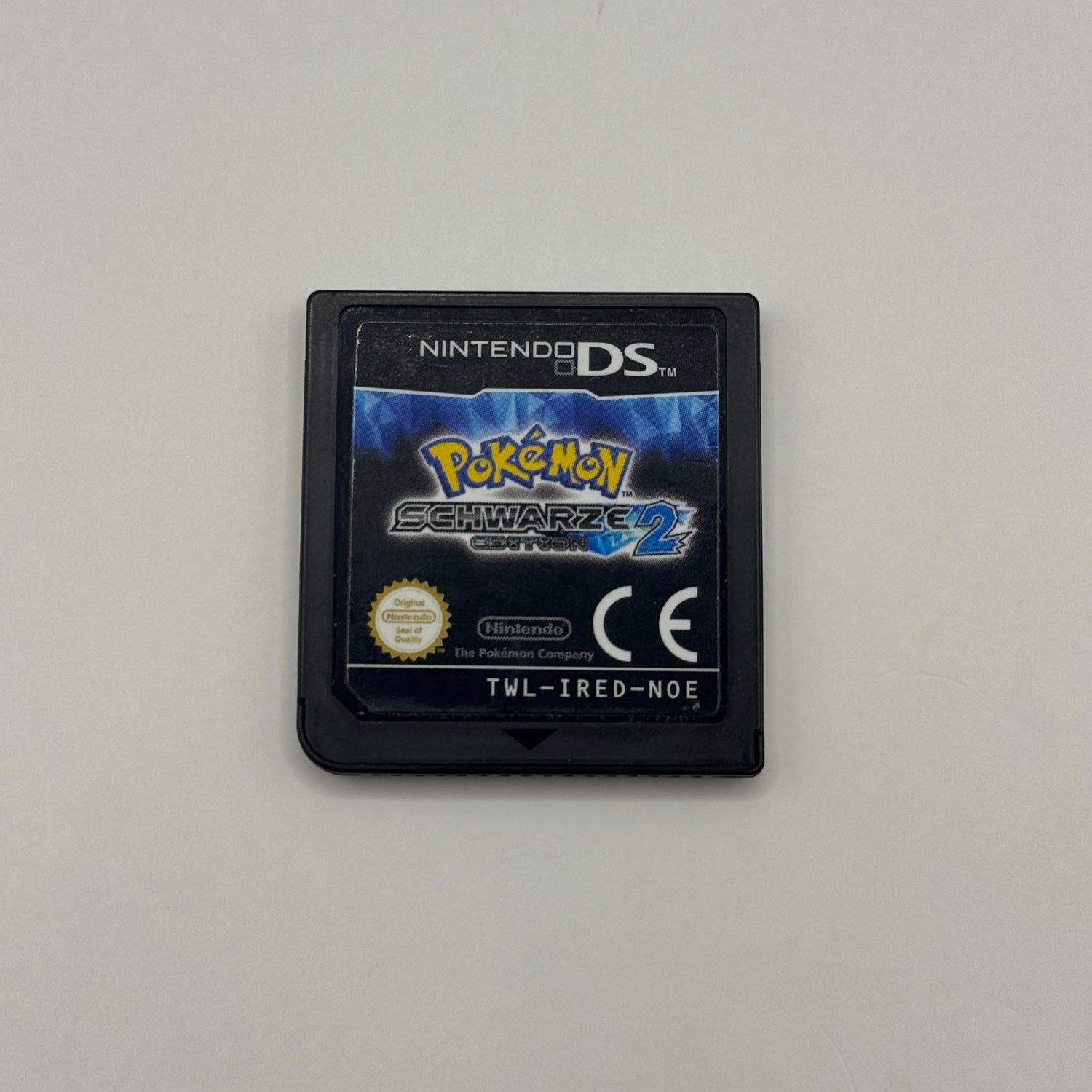 Verpackung des Nintendo DS-Spiels Pokémon Schwarze Edition 2, ein Rollenspiel, in dem Spieler Pokémon fangen, trainieren und die erweiterte Einall-Region auf einer neuen Abenteuerreise erkunden.