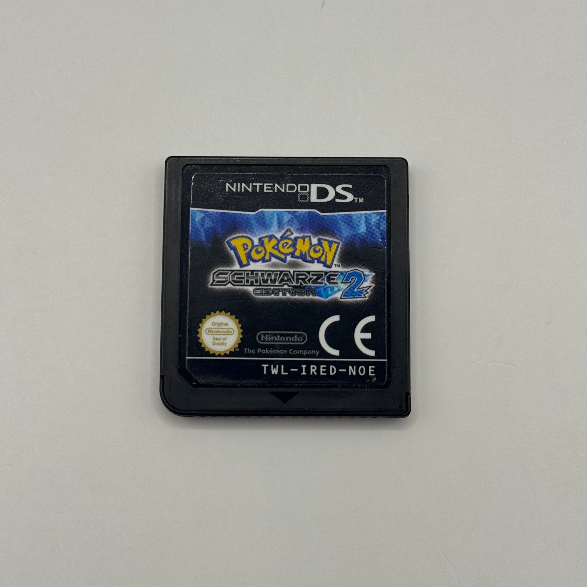 Verpackung des Nintendo DS-Spiels Pokémon Schwarze Edition 2, ein Rollenspiel, in dem Spieler Pokémon fangen, trainieren und die erweiterte Einall-Region auf einer neuen Abenteuerreise erkunden.