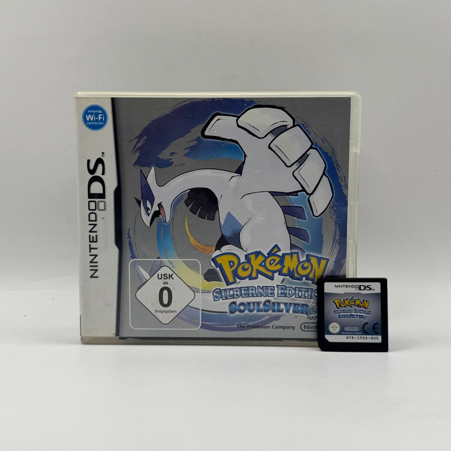 Verpackung des Nintendo DS-Spiels Pokémon SoulSilver Edition, ein Rollenspiel, in dem Spieler Pokémon fangen, trainieren und die Regionen Johto und Kanto auf ihrer Reise zum Pokémon-Meister erkunden.