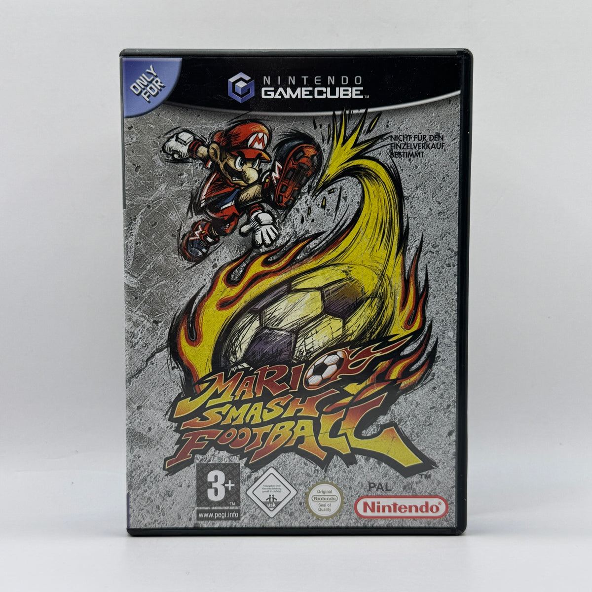 Verpackung des Nintendo GameCube-Spiels Mario Smash Football, ein actionreiches Fußballspiel, in dem Mario und weitere Nintendo-Charaktere mit Spezialfähigkeiten in schnellen Matches gegeneinander antreten.