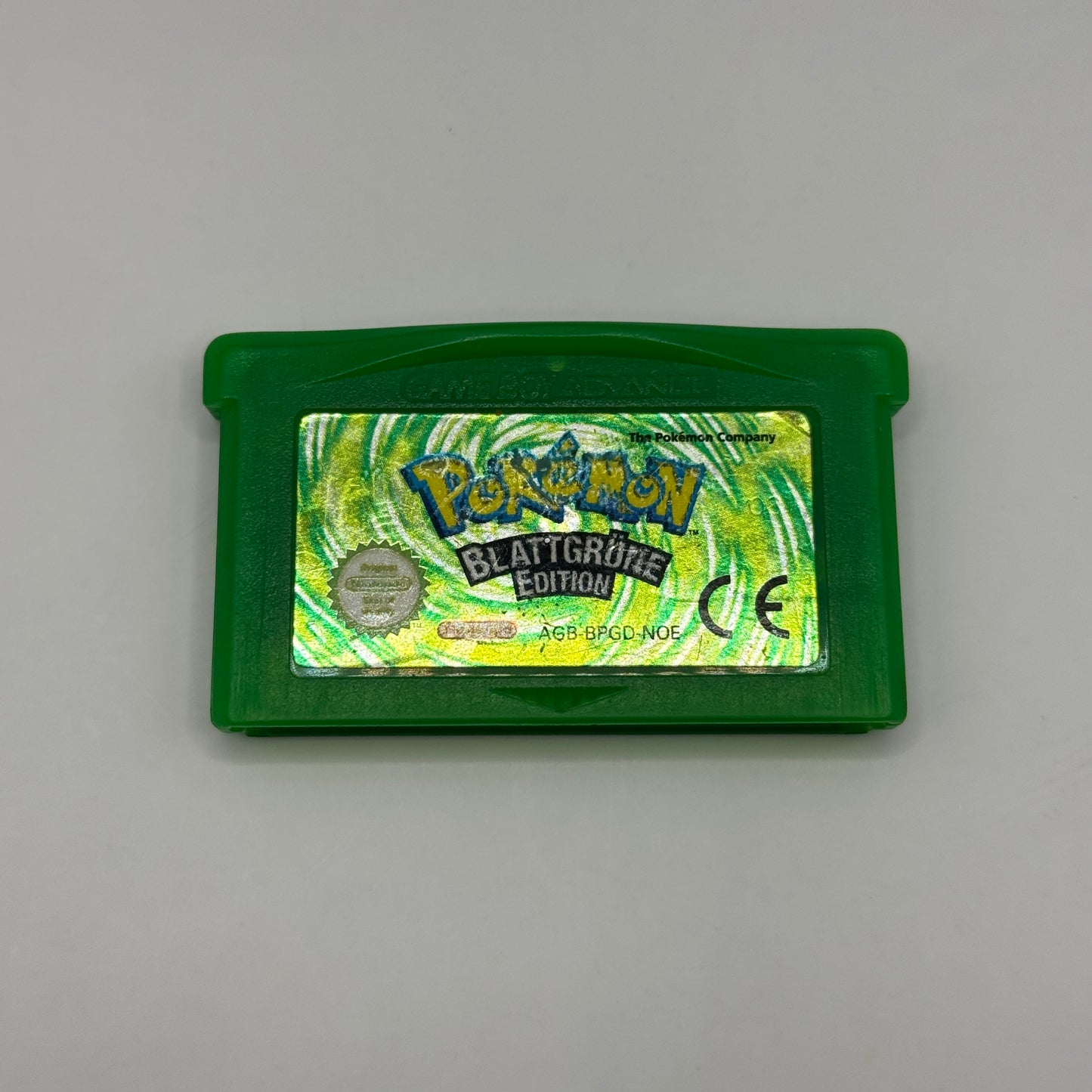 Spielmodul des Game Boy Advance-Spiels Pokémon Blattgrüne Edition, ein Rollenspiel, in dem Spieler Pokémon fangen, trainieren und die Kanto-Region auf dem Weg zum Pokémon-Meister erkunden.