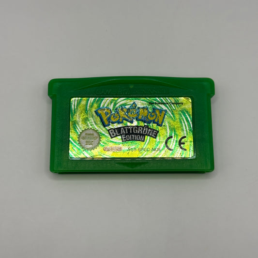 Spielmodul des Game Boy Advance-Spiels Pokémon Blattgrüne Edition, ein Rollenspiel, in dem Spieler Pokémon fangen, trainieren und die Kanto-Region auf dem Weg zum Pokémon-Meister erkunden.