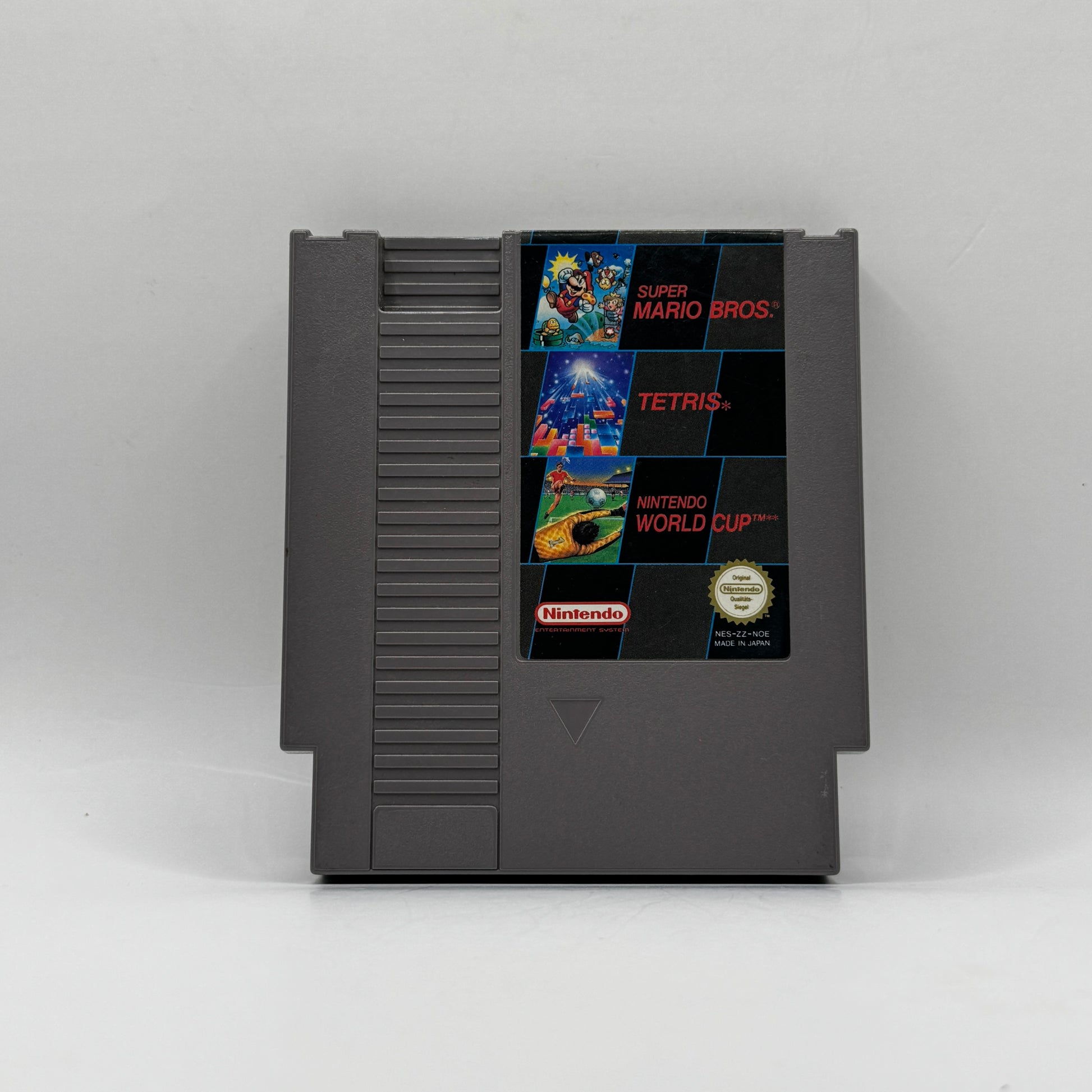 Spielmodul des Nintendo Entertainment System-Spiels 3 in 1: Super Mario Bros. / Tetris / Nintendo World Cup, eine Spielesammlung mit Jump’n’Run-, Puzzle- und Fußballspaß für abwechslungsreiche Unterhaltung auf dem NES.