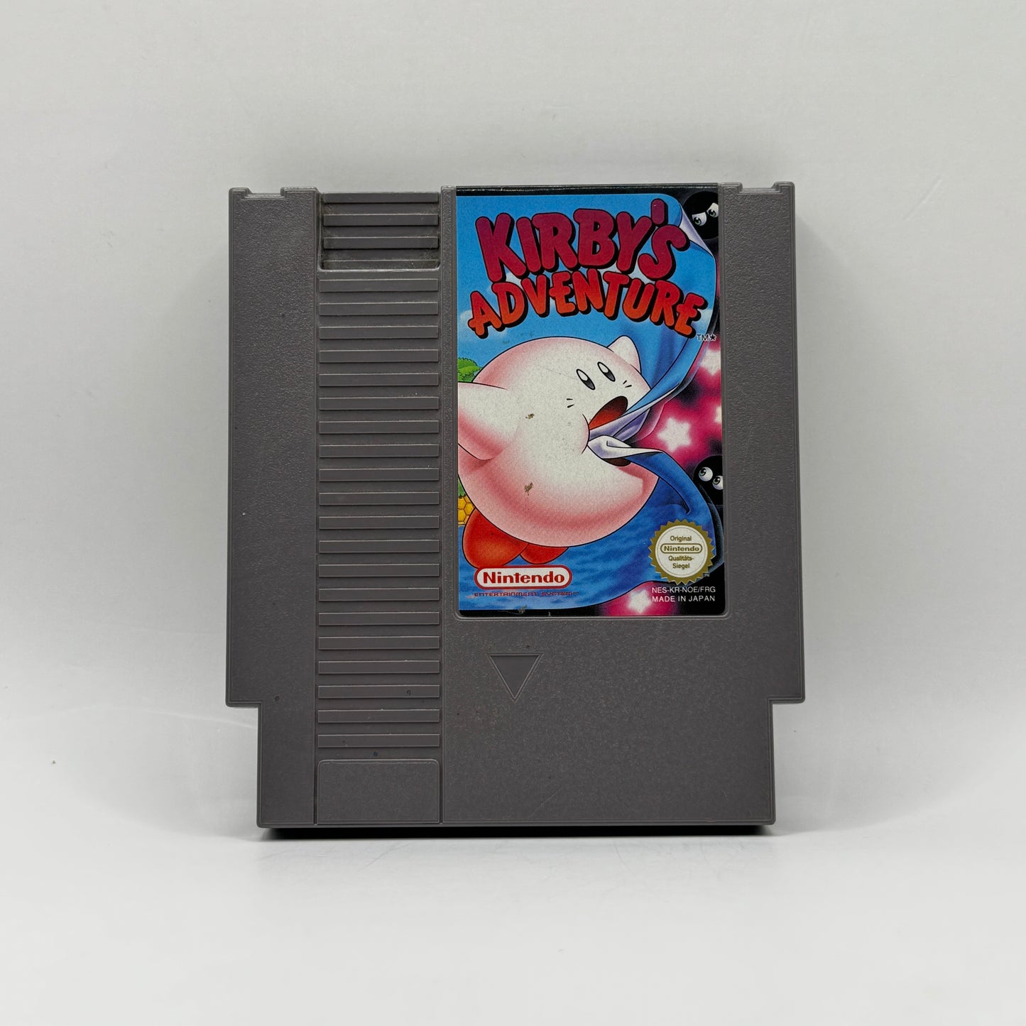 Spielmodul des Nintendo Entertainment System-Spiels Kirby's Adventure, ein Jump’n’Run, in dem Kirby Gegner einsaugt, deren Fähigkeiten übernimmt und das Traumland vor König Nickerchen rettet.