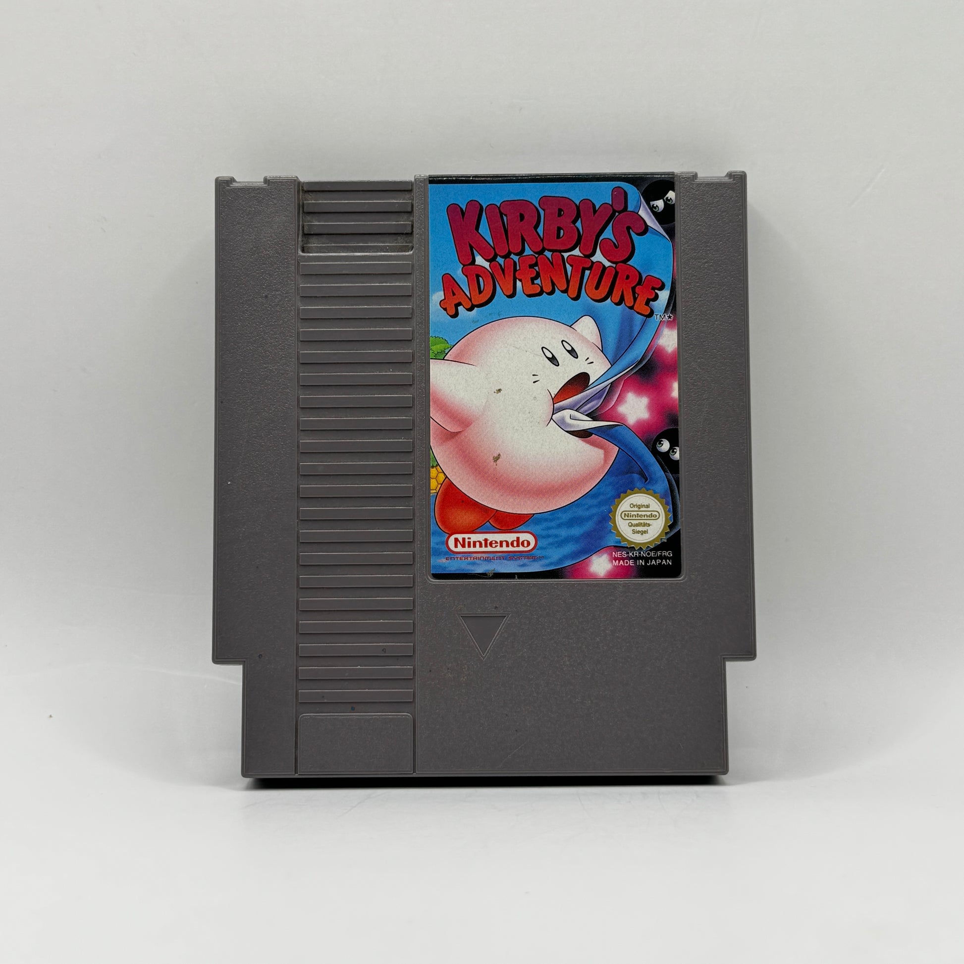 Spielmodul des Nintendo Entertainment System-Spiels Kirby's Adventure, ein Jump’n’Run, in dem Kirby Gegner einsaugt, deren Fähigkeiten übernimmt und das Traumland vor König Nickerchen rettet.