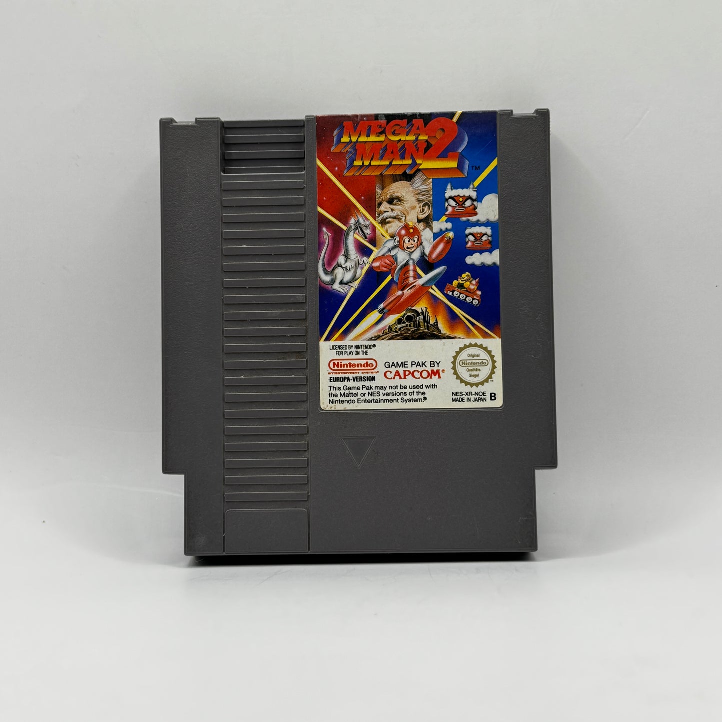 Spielmodul des Nintendo Entertainment System-Spiels Mega Man 2, ein actionreiches Jump’n’Run, in dem Mega Man die Robot Master besiegt, deren Spezialwaffen übernimmt und Dr. Wilys Pläne vereitelt.