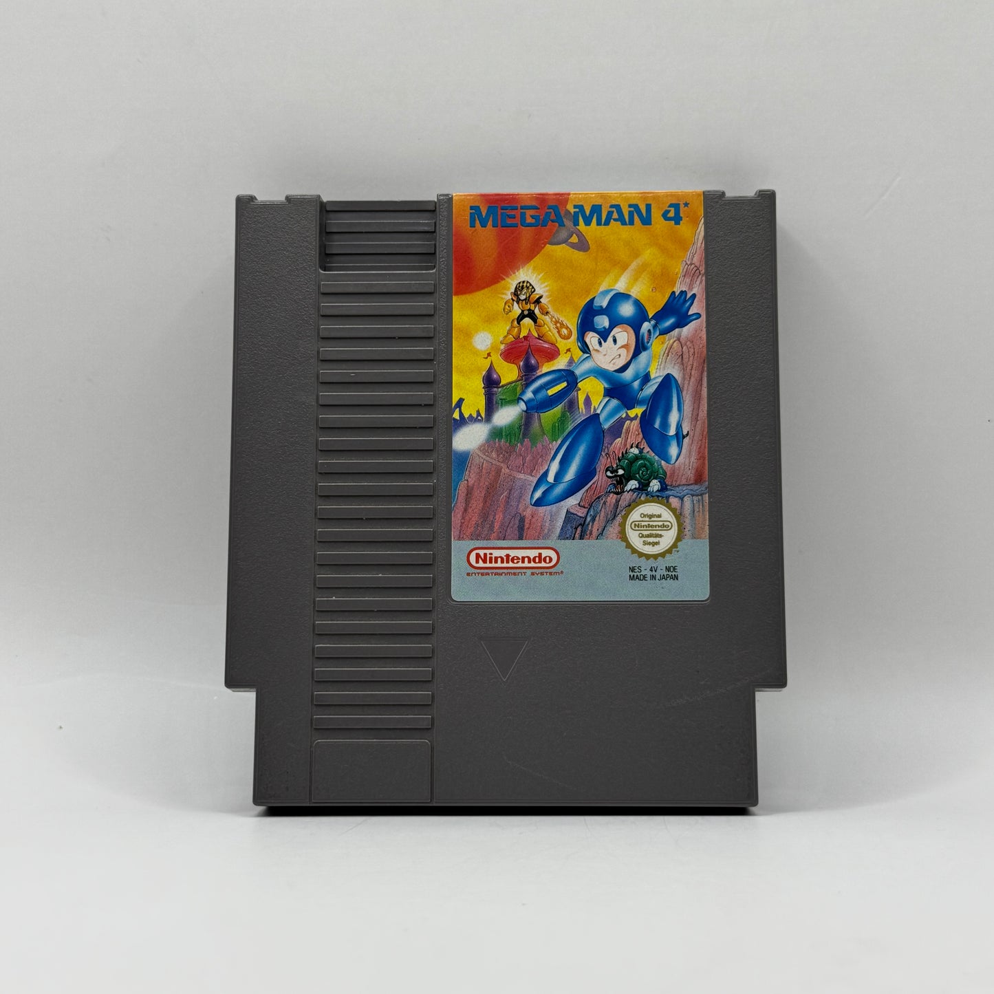 Spielmodul des Nintendo Entertainment System-Spiels Mega Man 4, ein actionreiches Jump’n’Run, in dem Mega Man neue Waffen sammelt und sich durch anspruchsvolle Level gegen verschiedene Robot Master kämpft.