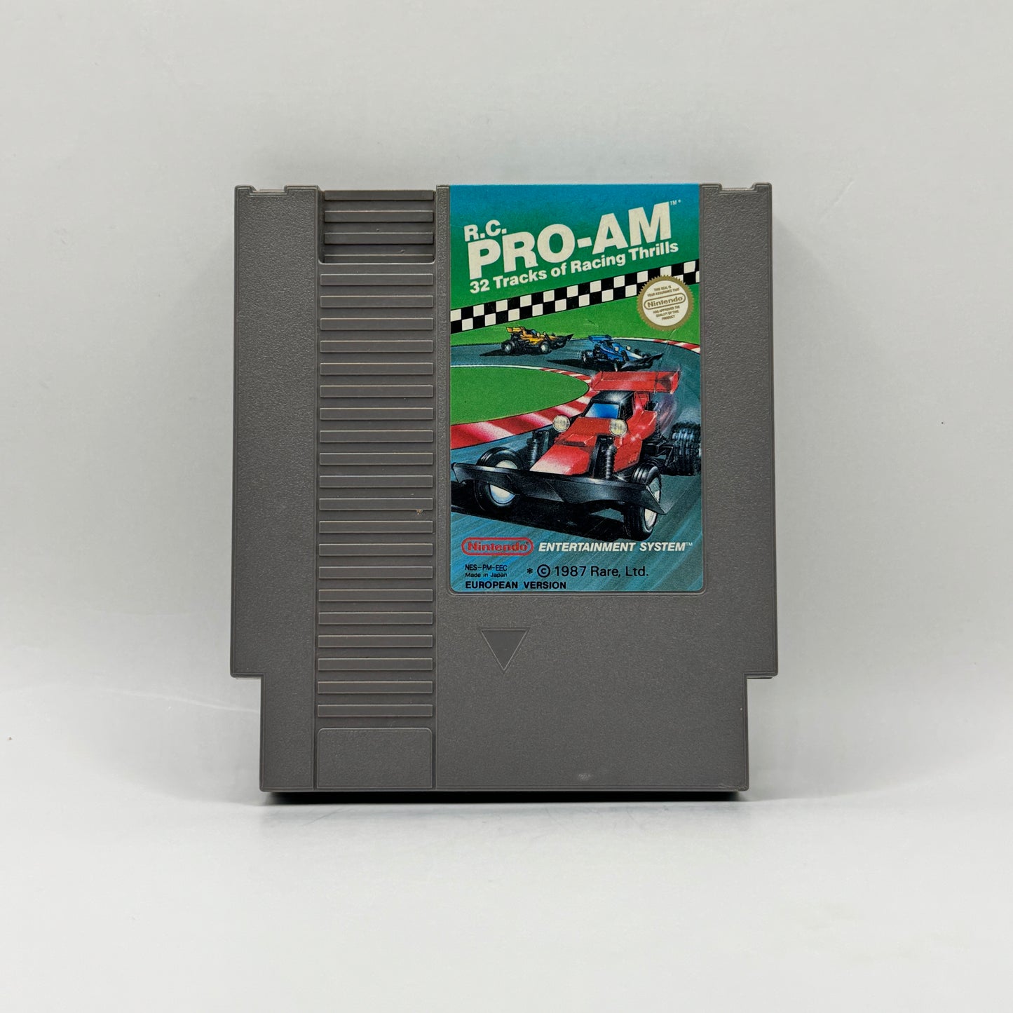 Spielmodul des Nintendo Entertainment System-Spiels R.C. Pro-Am, ein Rennspiel, in dem Spieler ferngesteuerte Autos über abwechslungsreiche Strecken steuern, Power-ups sammeln und sich gegen die Konkurrenz durchsetzen.
