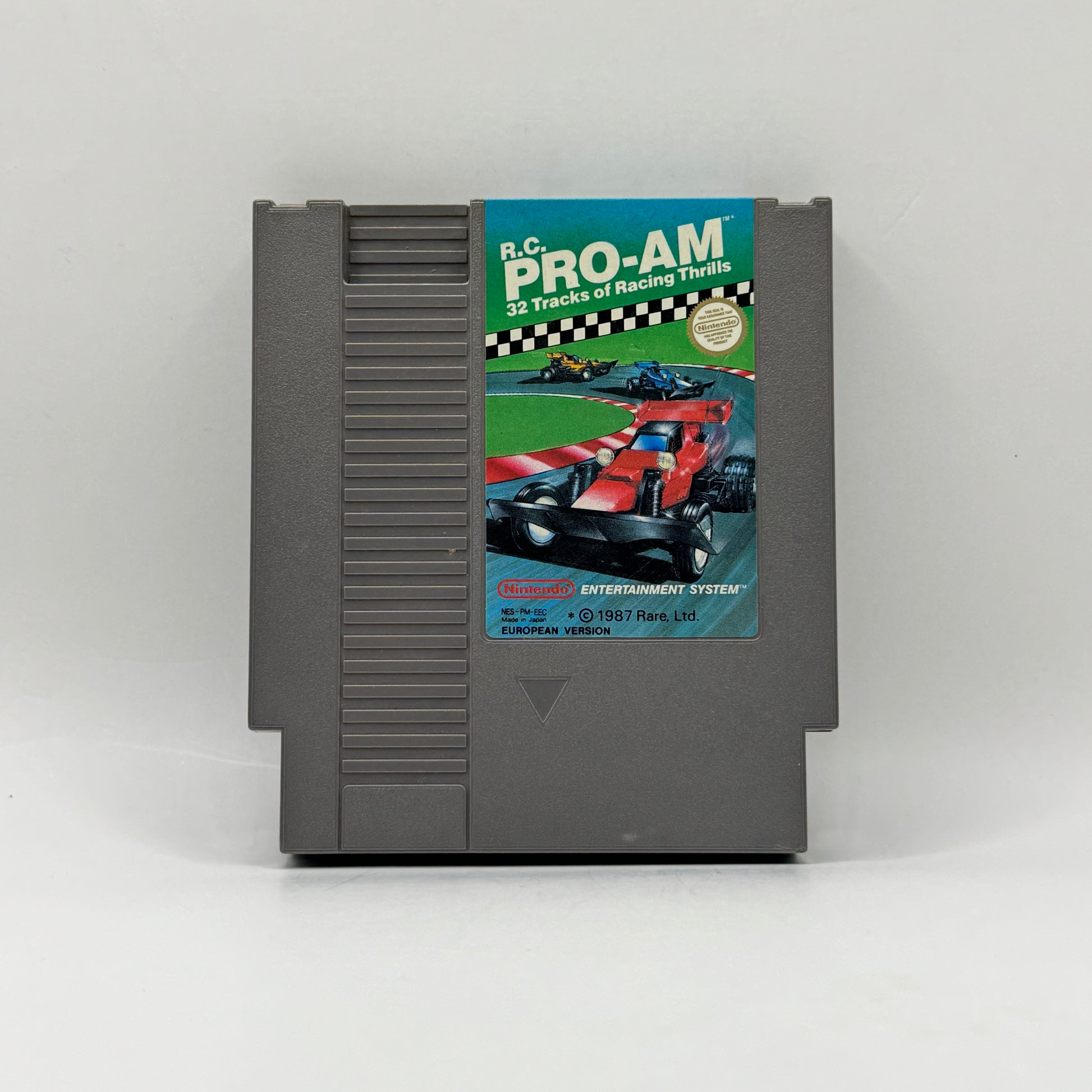 Spielmodul des Nintendo Entertainment System-Spiels R.C. Pro-Am, ein Rennspiel, in dem Spieler ferngesteuerte Autos über abwechslungsreiche Strecken steuern, Power-ups sammeln und sich gegen die Konkurrenz durchsetzen.
