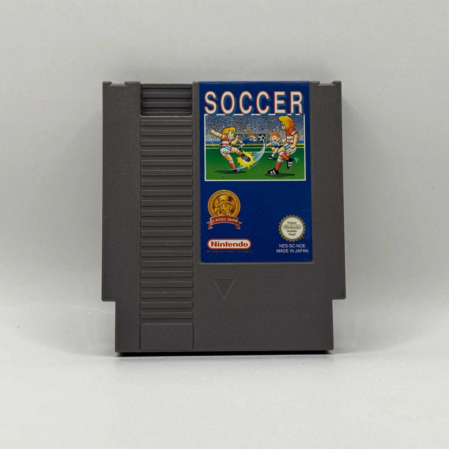 Spielmodul des Nintendo Entertainment System-Spiels Soccer, eine klassische Fußballsimulation, in der Spieler spannende Partien bestreiten und gegen den Computer oder einen Mitspieler antreten.