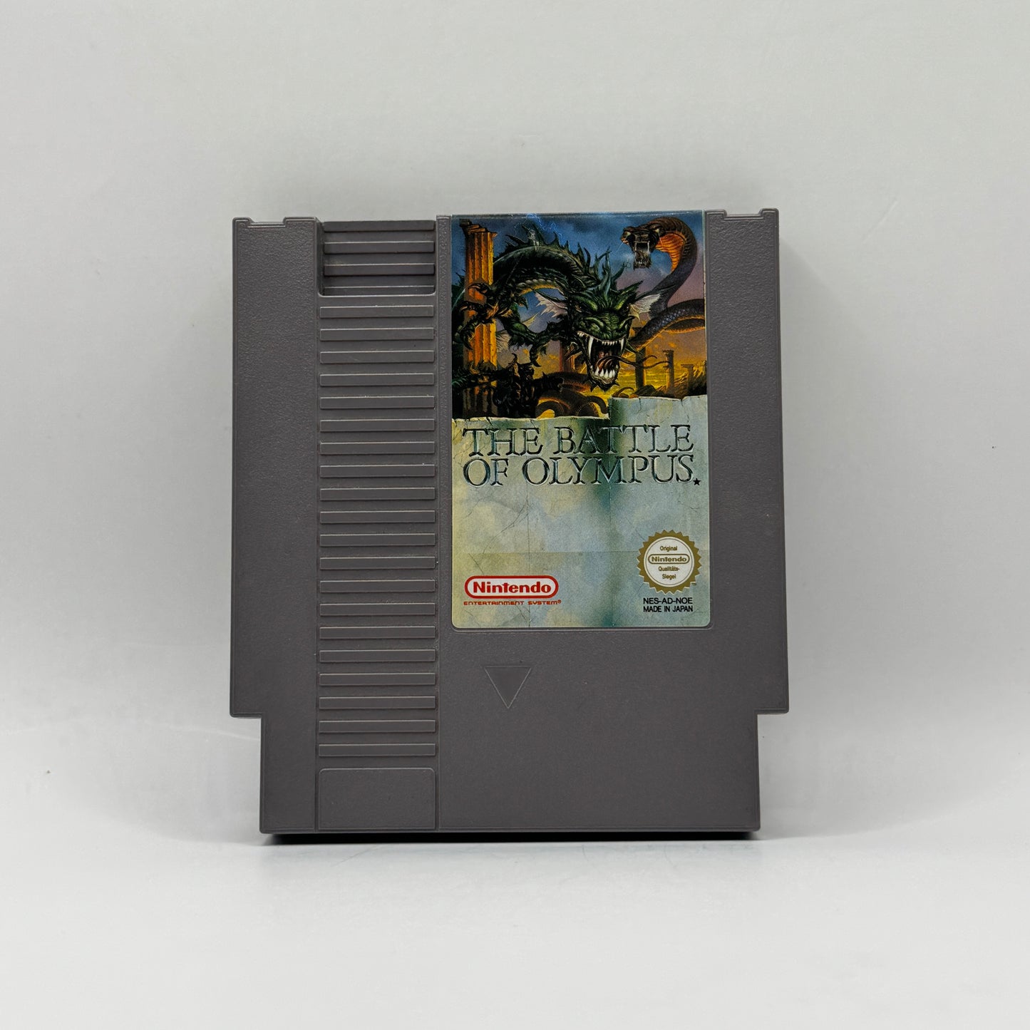 Spielmodul des Nintendo Entertainment System-Spiels The Battle of Olympus, ein Action-Adventure, in dem Spieler das antike Griechenland erkunden, Monster bekämpfen und mythologische Aufgaben erfüllen, um ihre Geliebte zu retten.