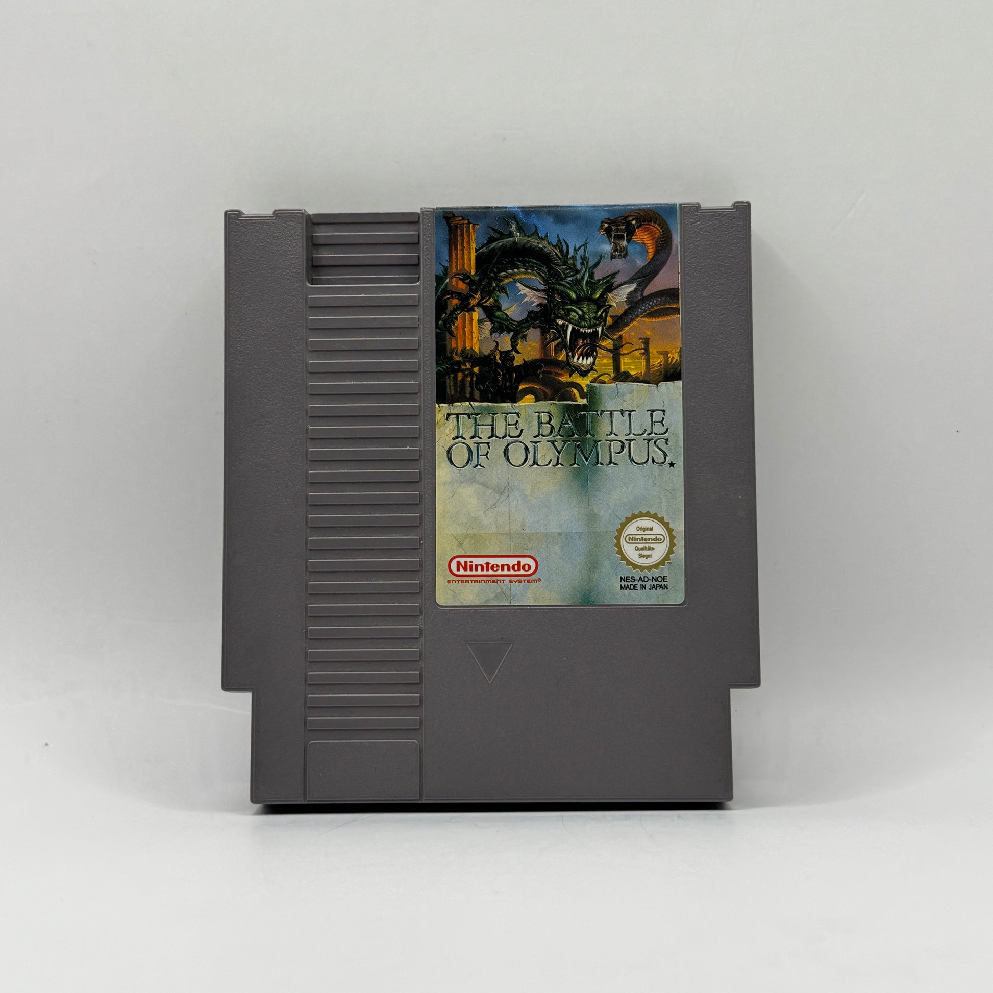 Spielmodul des Nintendo Entertainment System-Spiels The Battle of Olympus, ein Action-Adventure, in dem Spieler das antike Griechenland erkunden, Monster bekämpfen und mythologische Aufgaben erfüllen, um ihre Geliebte zu retten.
