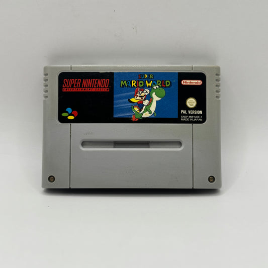 Spielmodul des Super Nintendo-Spiels Super Mario World, ein Jump’n’Run-Klassiker, in dem Mario und Yoshi das Dinosaurierland erkunden, Gegner besiegen und Prinzessin Peach retten.
