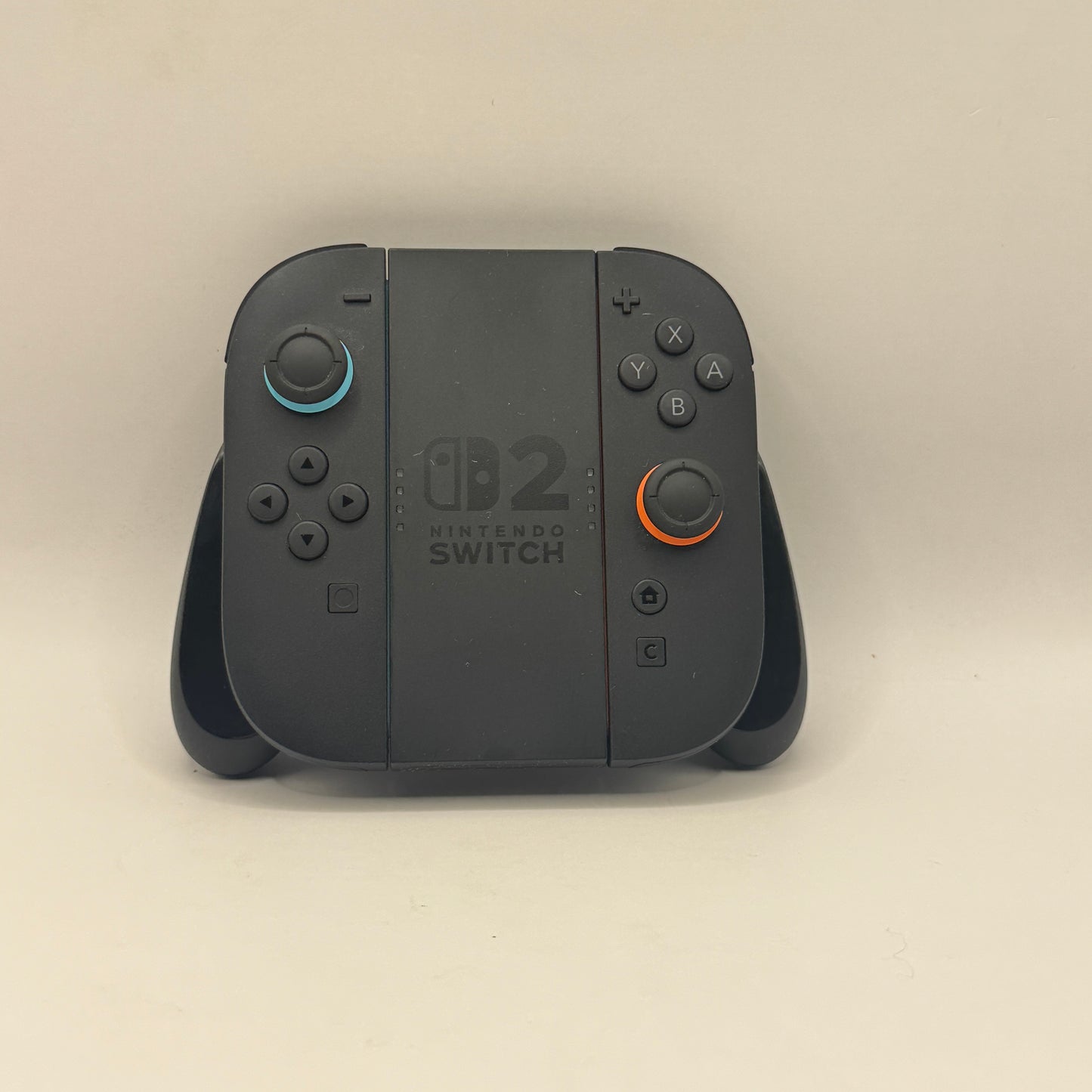 Zwei Joy-Con-Controller für Nintendo Switch 2 inklusive Halterung, für Einzel- und Mehrspieler sowie komfortable Nutzung im Handheld- und TV-Modus.