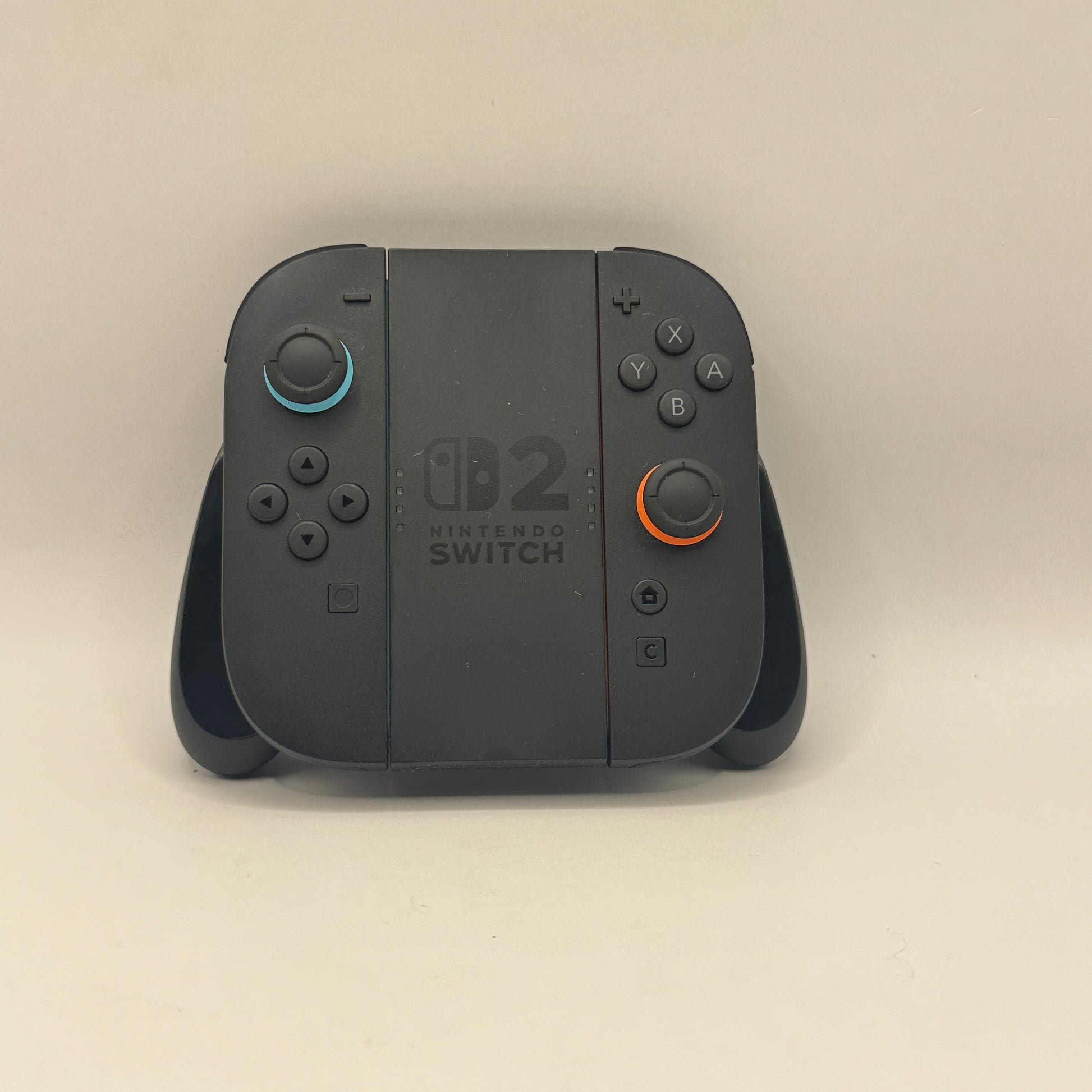 Zwei Joy-Con-Controller für Nintendo Switch 2 inklusive Halterung, für Einzel- und Mehrspieler sowie komfortable Nutzung im Handheld- und TV-Modus.