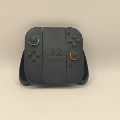 Zwei Joy-Con-Controller für Nintendo Switch 2 inklusive Halterung, für Einzel- und Mehrspieler sowie komfortable Nutzung im Handheld- und TV-Modus.