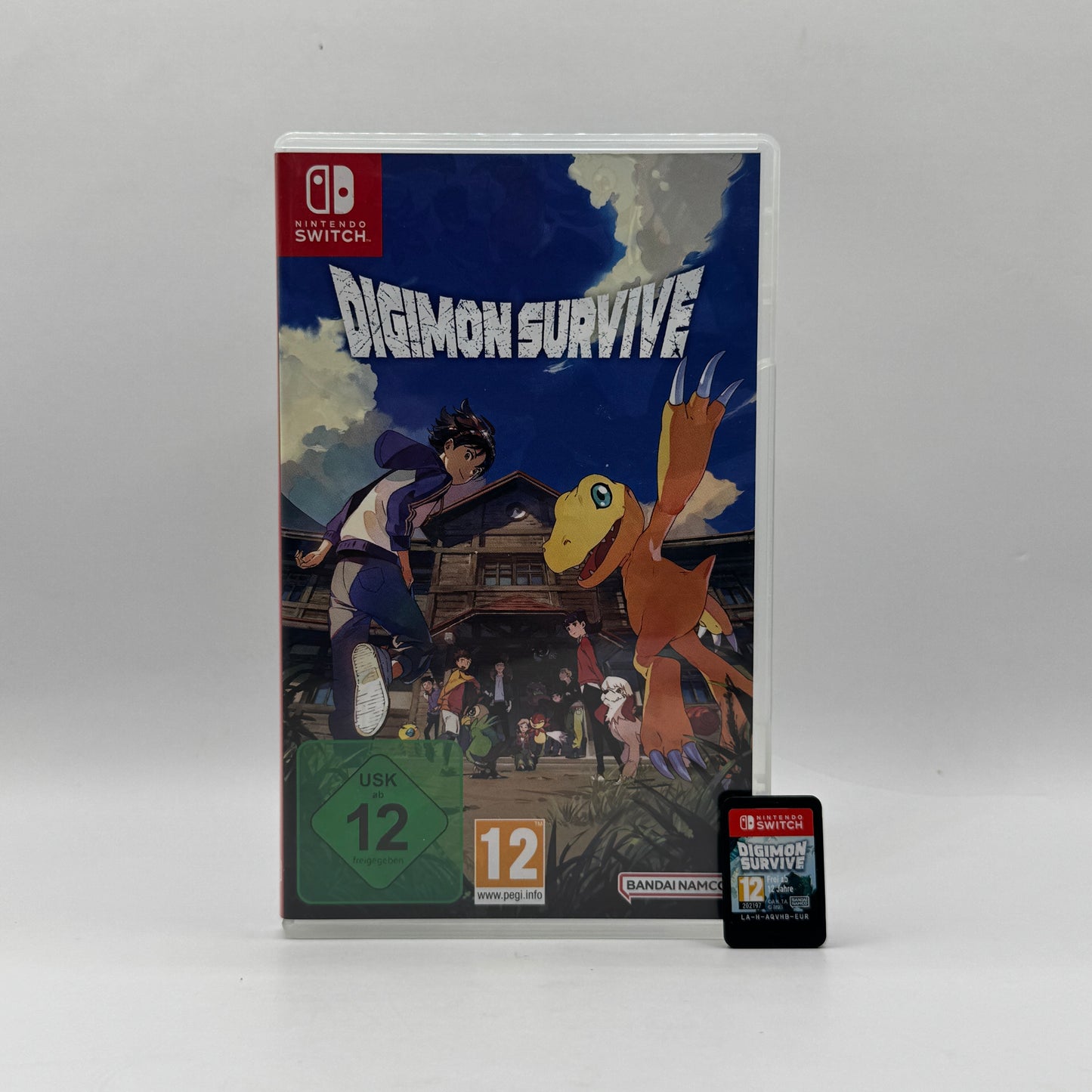 Verpackung des Nintendo Switch-Spiels Digimon Survive, ein Strategie-Rollenspiel mit Visual-Novel-Elementen, in dem Spieler Entscheidungen treffen, Digimon entwickeln und taktische Kämpfe bestreiten.