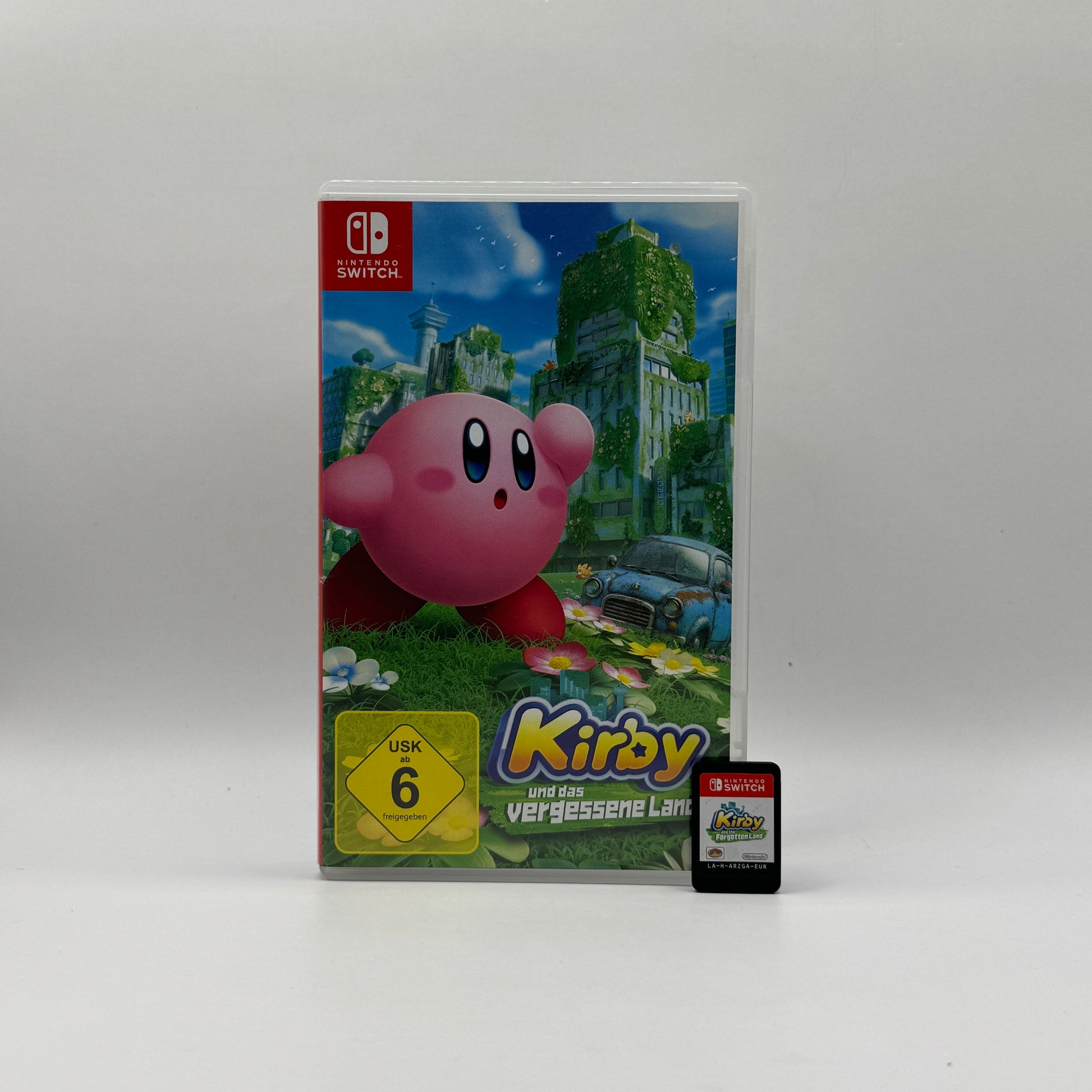 Verpackung des Switch-Spiels Kirby und das vergessene Land, ein 3D-Platformer, in dem Spieler Kirby steuern, Gegner einsaugen, Fähigkeiten nutzen und eine geheimnisvolle Welt erkunden.