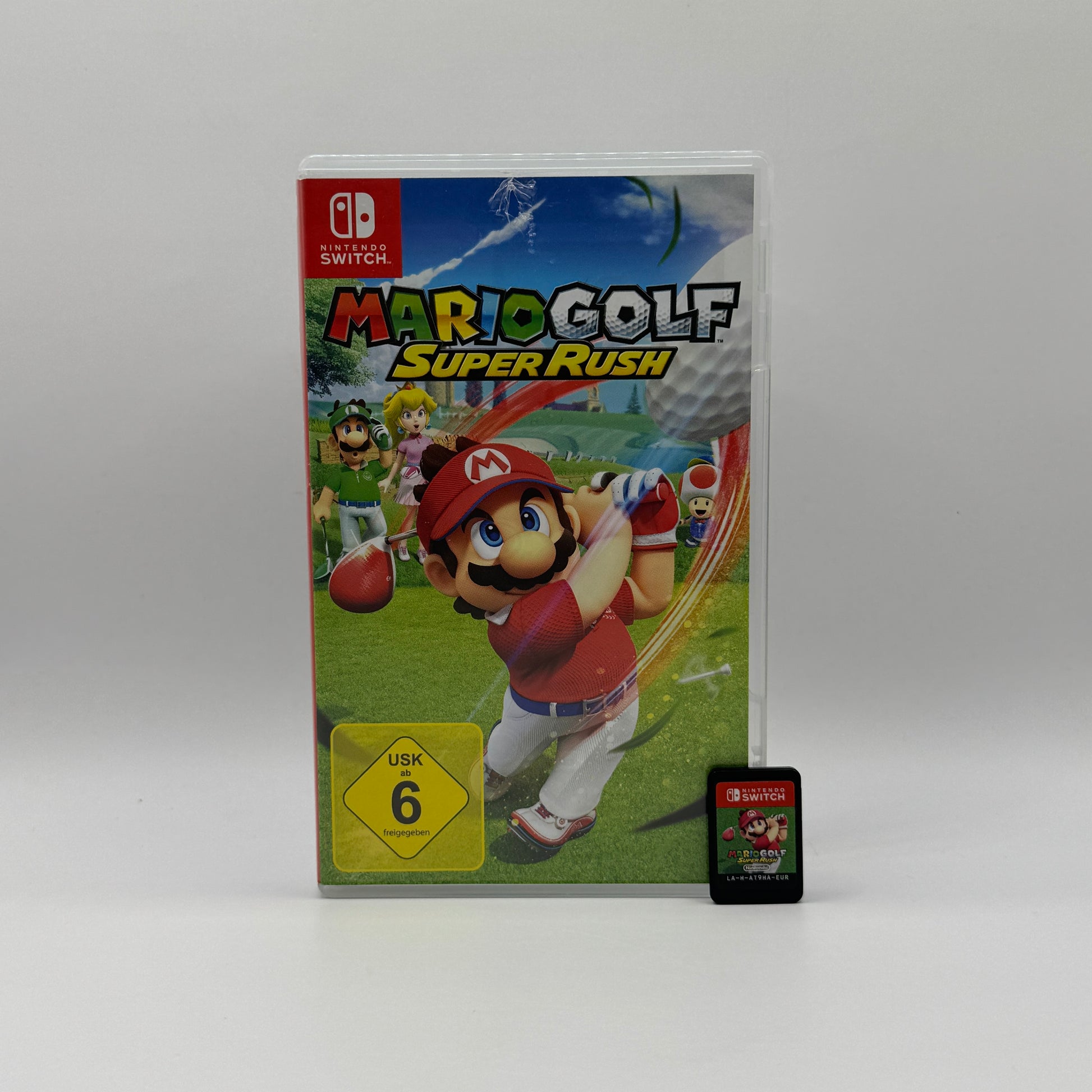 Verpackung des Switch-Spiels Mario Golf Super Rush, ein Sportspiel, in dem Spieler Mario-Charaktere steuern, Golfturniere spielen und verschiedene Modi im Einzel- oder Mehrspielermodus erleben.