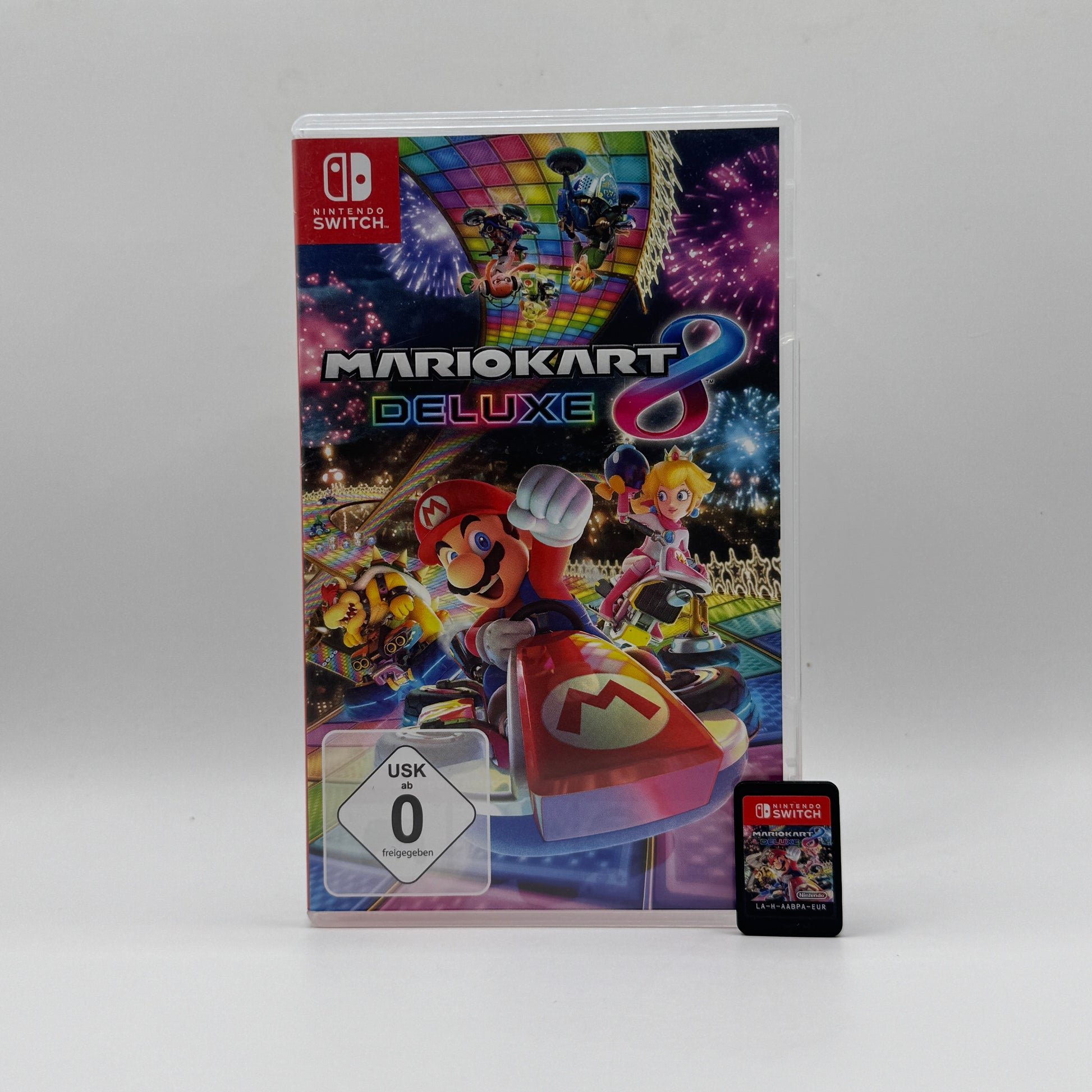 Verpackung des Switch-Spiels Mario Kart 8 Deluxe, ein Kart-Rennspiel mit Nintendo-Charakteren, zahlreichen Strecken, Items und Mehrspieler-Modi für lokalen und Online-Wettkampf.