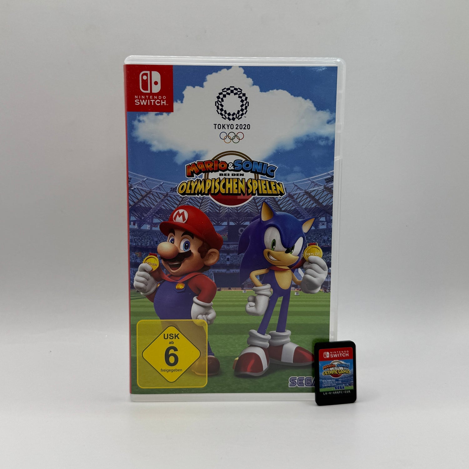 Verpackung des Nintendo Switch-Spiels Mario & Sonic bei den Olympischen Spielen: Tokyo 2020, eine Sportspiel-Sammlung, in der Mario-, Sonic- und weitere Charaktere in zahlreichen olympischen Disziplinen gegeneinander antreten.
