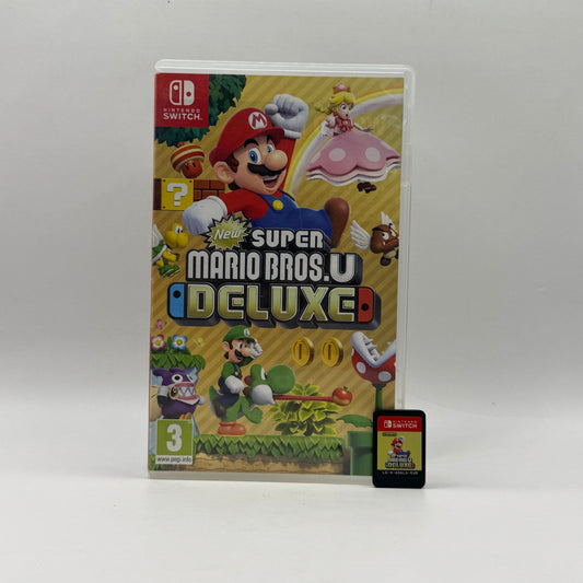 Verpackung des Nintendo Switch-Spiels New Super Mario Bros. U Deluxe, ein Jump’n’Run, in dem Mario, Luigi und weitere Charaktere gemeinsam abwechslungsreiche Level voller Gegner, Geheimnisse und Power-ups meistern.