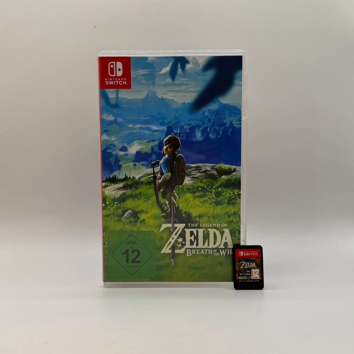 Verpackung des Switch-Spiels The Legend of Zelda: Breath of the Wild, ein Open-World-Action-Adventure, in dem Spieler als Link die Welt von Hyrule frei erkunden, Rätsel lösen, Kämpfe bestreiten und Quests absolvieren.