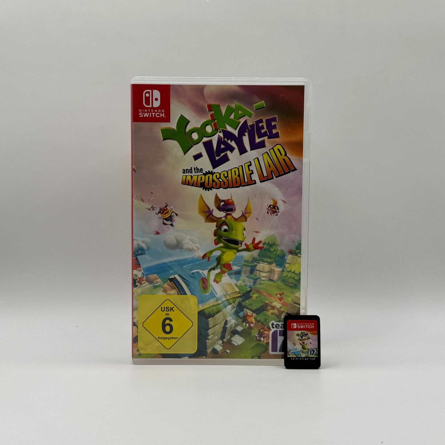Verpackung des Switch-Spiels Yooka-Laylee and the Impossible Lair, ein 2D-Platformer, in dem Spieler die Charaktere Yooka und Laylee durch herausfordernde Level steuern, Rätsel lösen und Gegner besiegen.