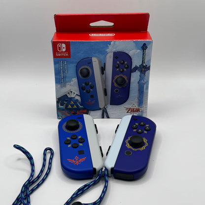Zwei spezielle Joy-Con-Controller der The Legend of Zelda: Skyward Sword HD Edition, im blauen und violetten Design, passend zur Nintendo Switch.