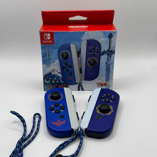 Zwei spezielle Joy-Con-Controller der The Legend of Zelda: Skyward Sword HD Edition, im blauen und violetten Design, passend zur Nintendo Switch.