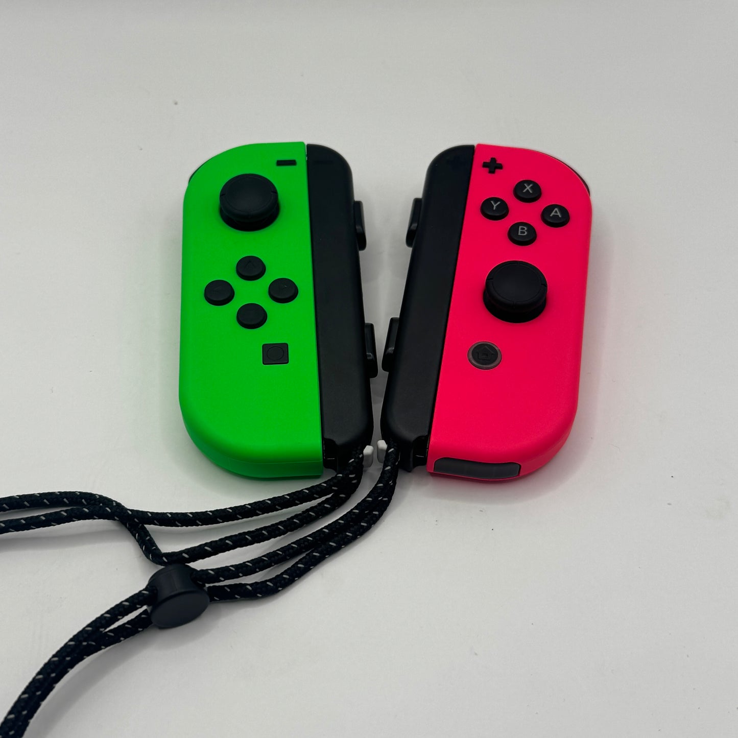 Zwei Nintendo Switch Joy-Con-Controller im Set, in den Farben Neon-Grünund Neon-Pink.