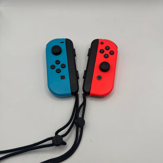 Zwei Nintendo Switch Joy-Con-Controller im Set, in den Farben Neon-Rot und Neon-Blau.