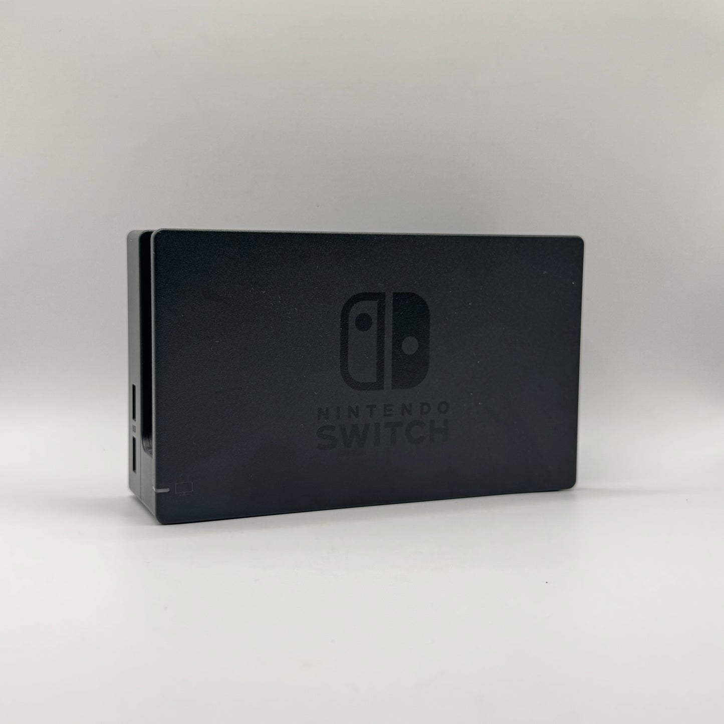 Nintendo Switch Dockingstation in Schwarz, verwendbar zum Anschließen der Konsole an den Fernseher und zum Laden der Switch im Standby-Betrieb.