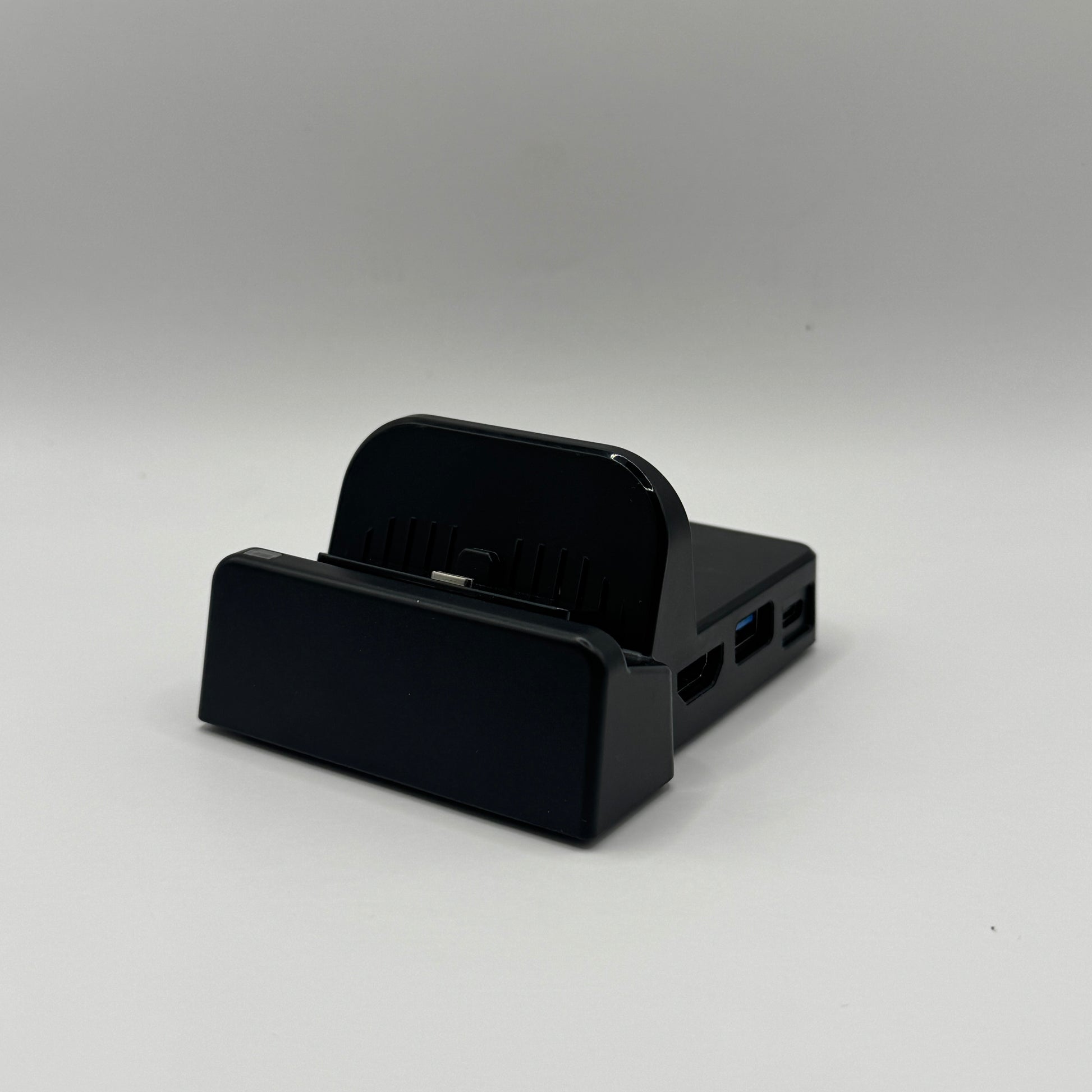 Drittanbieter-Dockingstation für Nintendo Switch, ermöglicht Anschluss der Konsole an den Fernseher und Laden der Konsole im Standby-Betrieb.