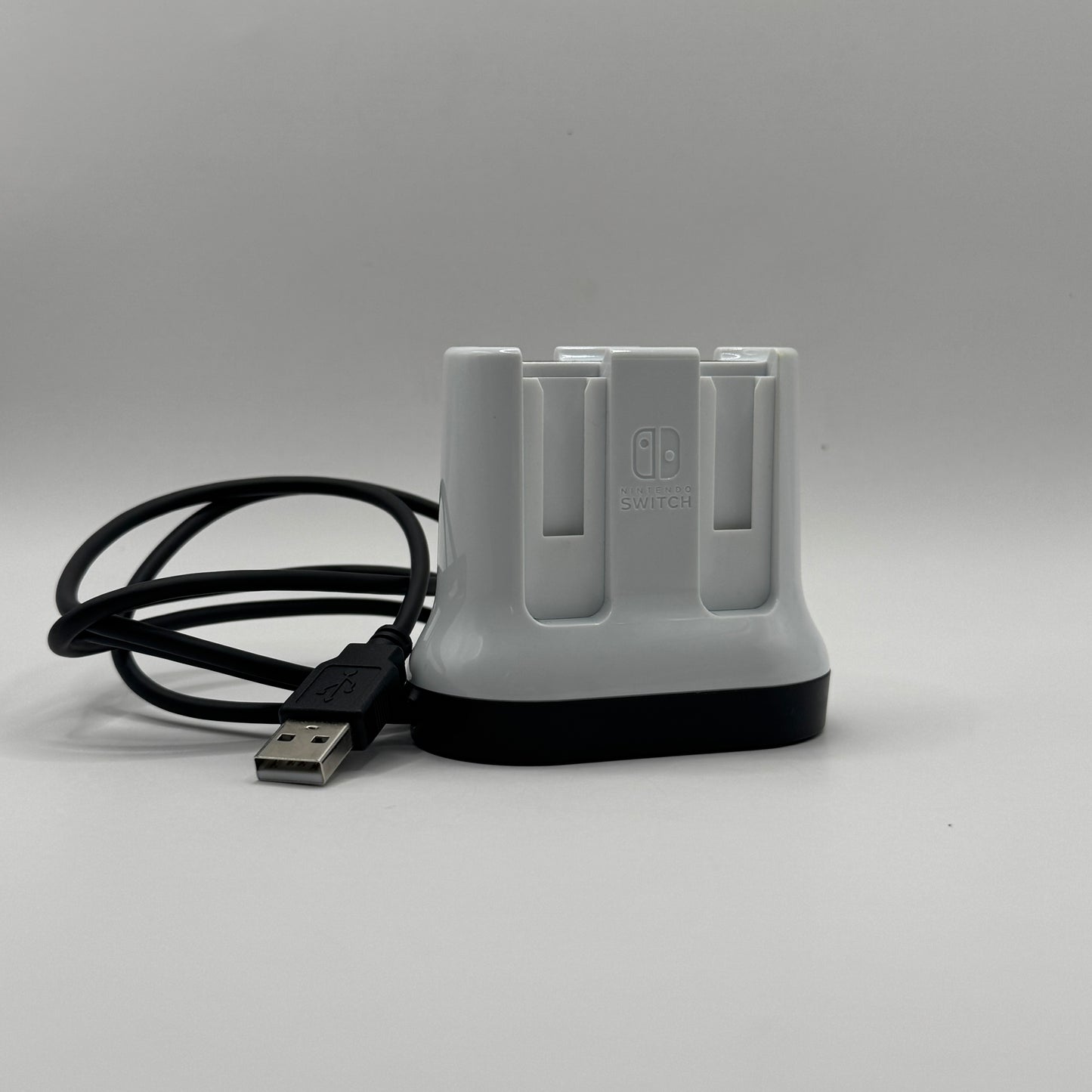 Joy-Con-Ladestation für Nintendo Switch, ermöglicht gleichzeitiges Aufladen von zwei Joy-Con-Controllern im Stand.